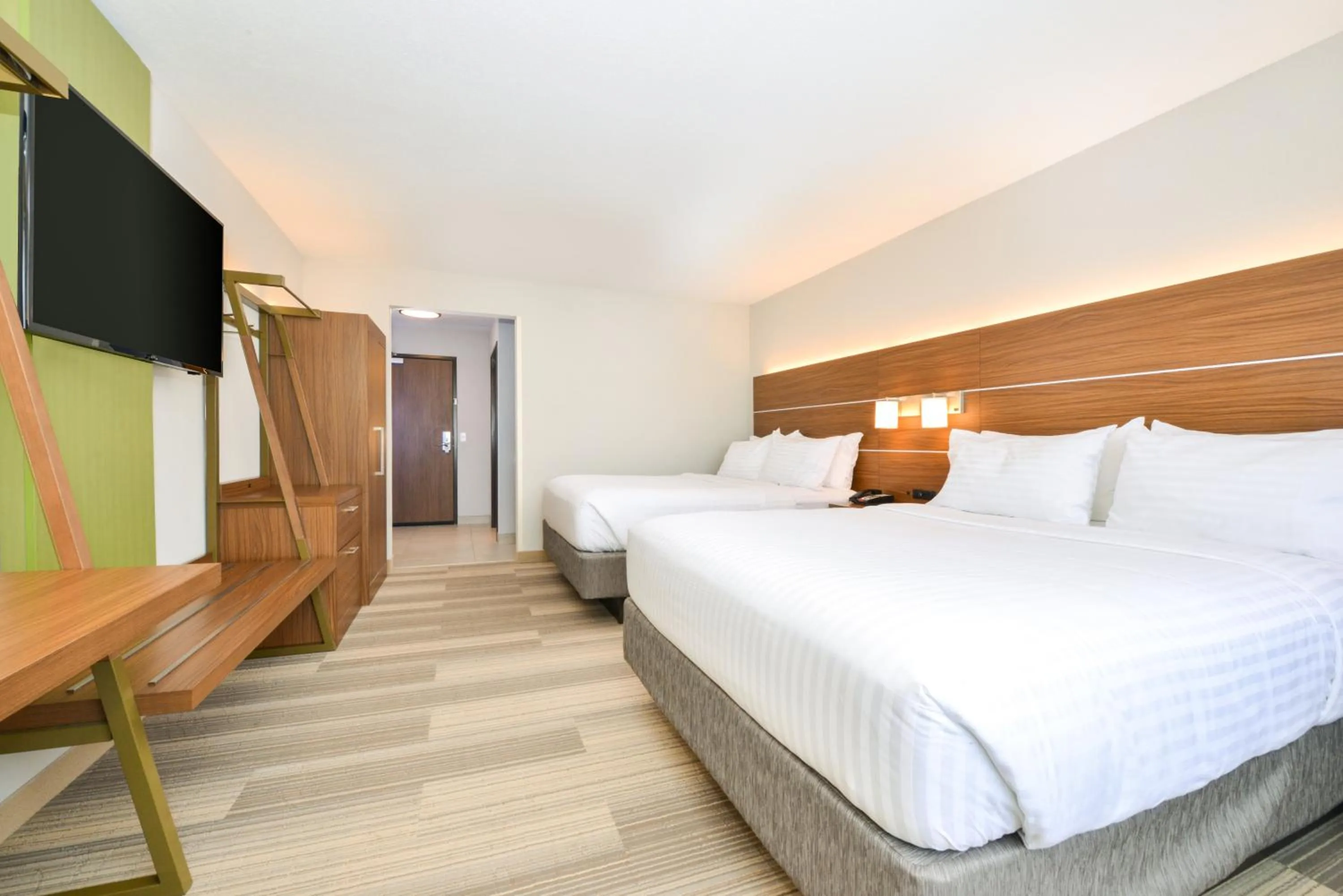 Photo of the whole room, Bed in Holiday Inn Express & Suites Salem by IHG