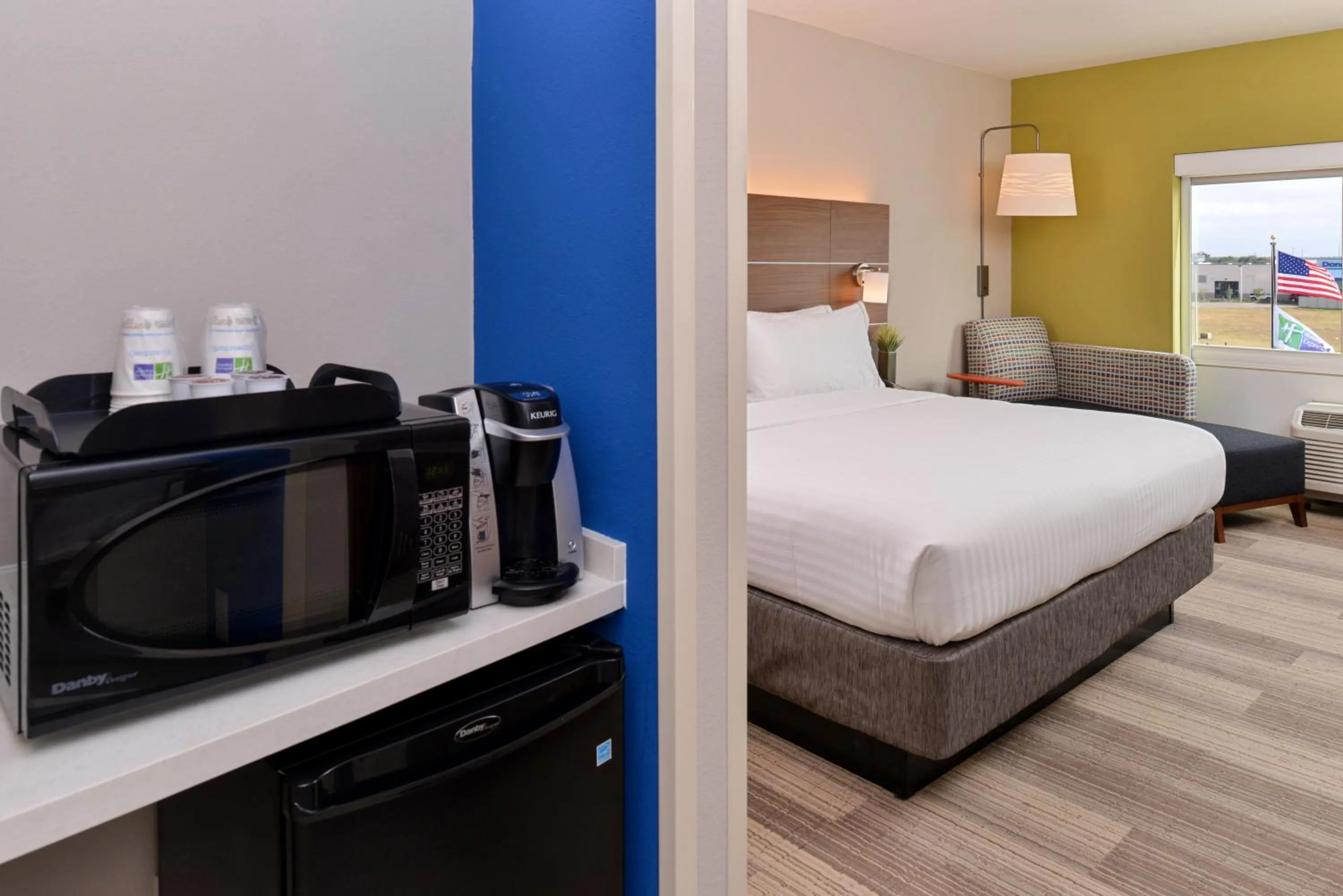 Photo of the whole room, Bed in Holiday Inn Express & Suites Salem by IHG
