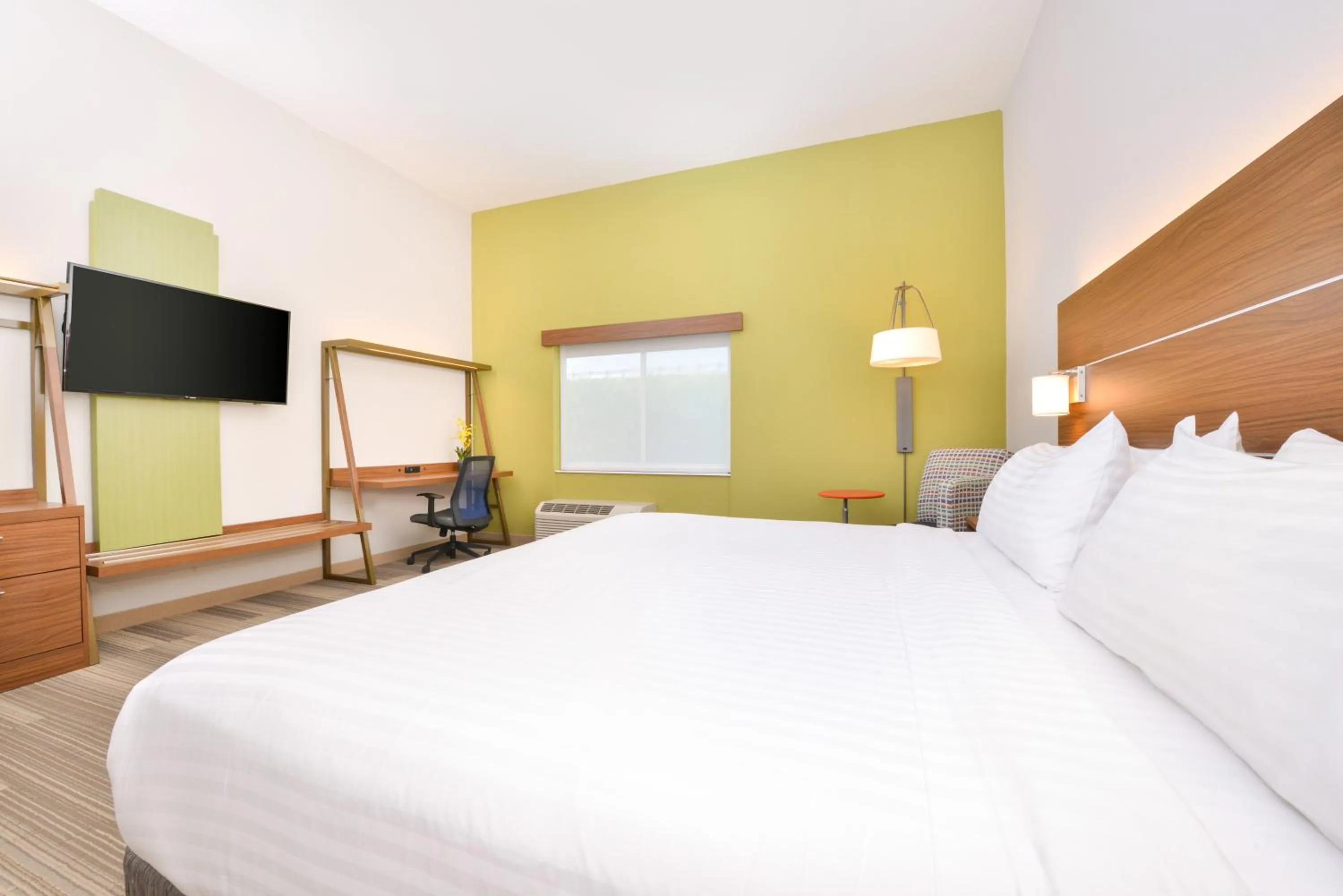 Photo of the whole room, Bed in Holiday Inn Express & Suites Salem by IHG