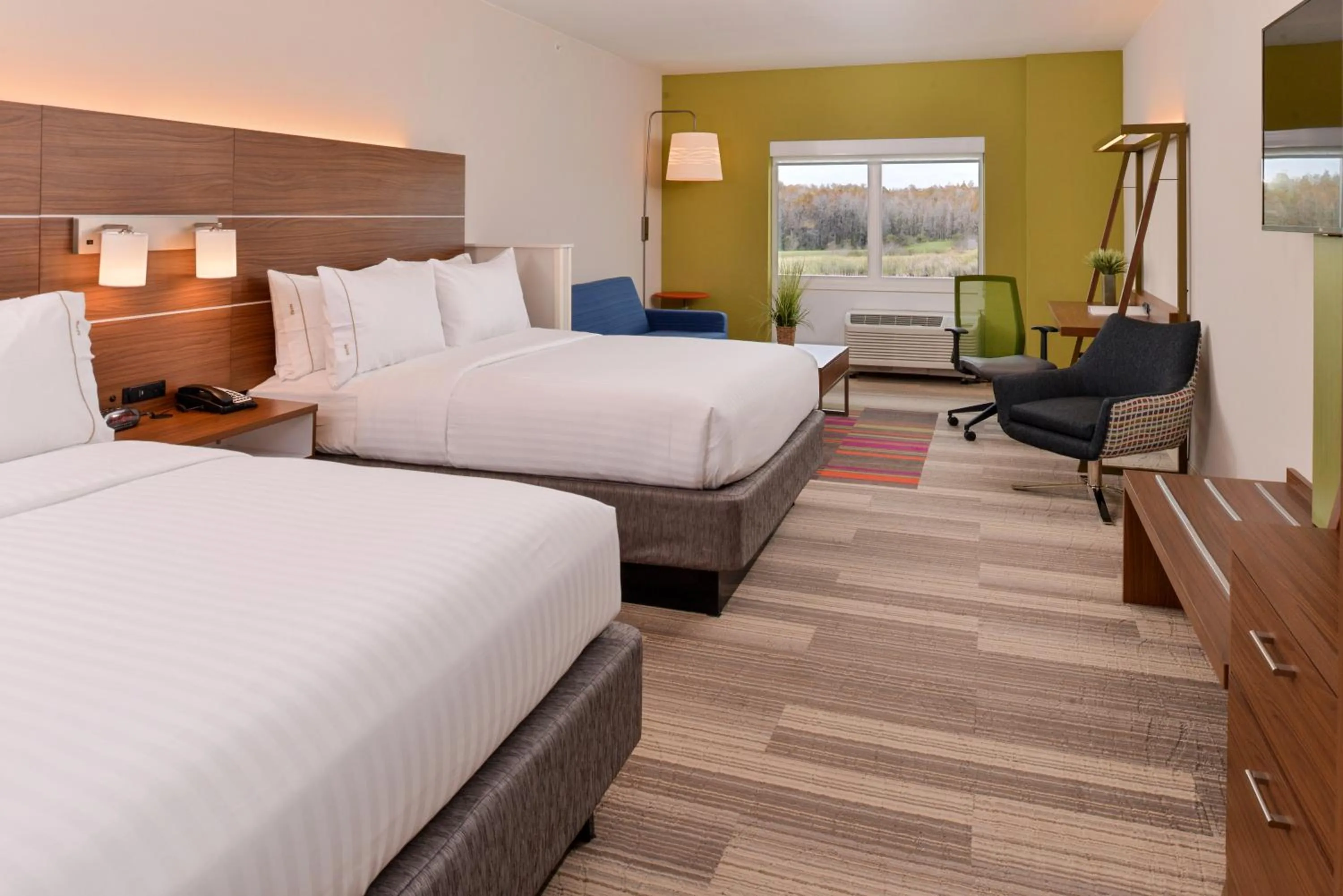 Photo of the whole room, Bed in Holiday Inn Express & Suites Salem by IHG
