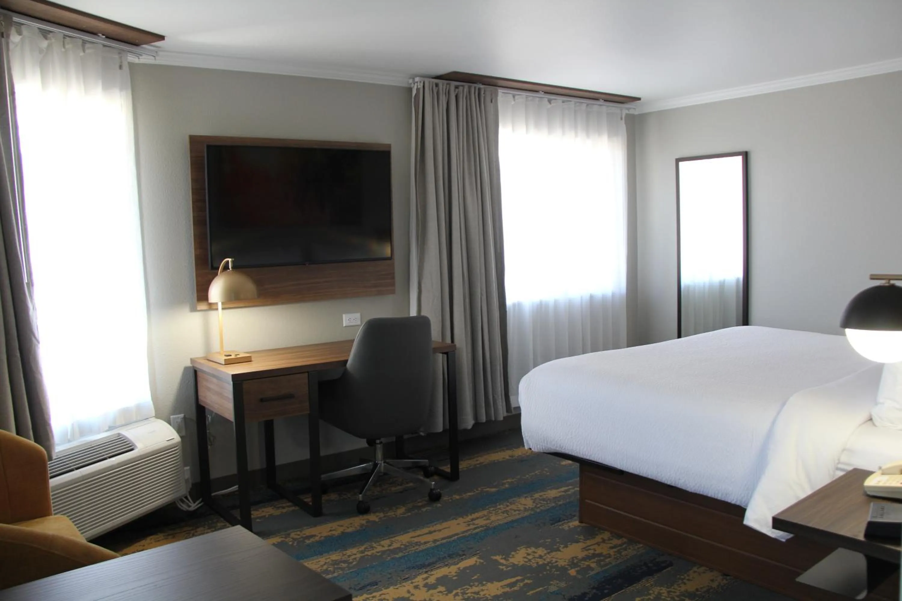 Bed in La Quinta Inn & Suites by Wyndham Yakima Downtown