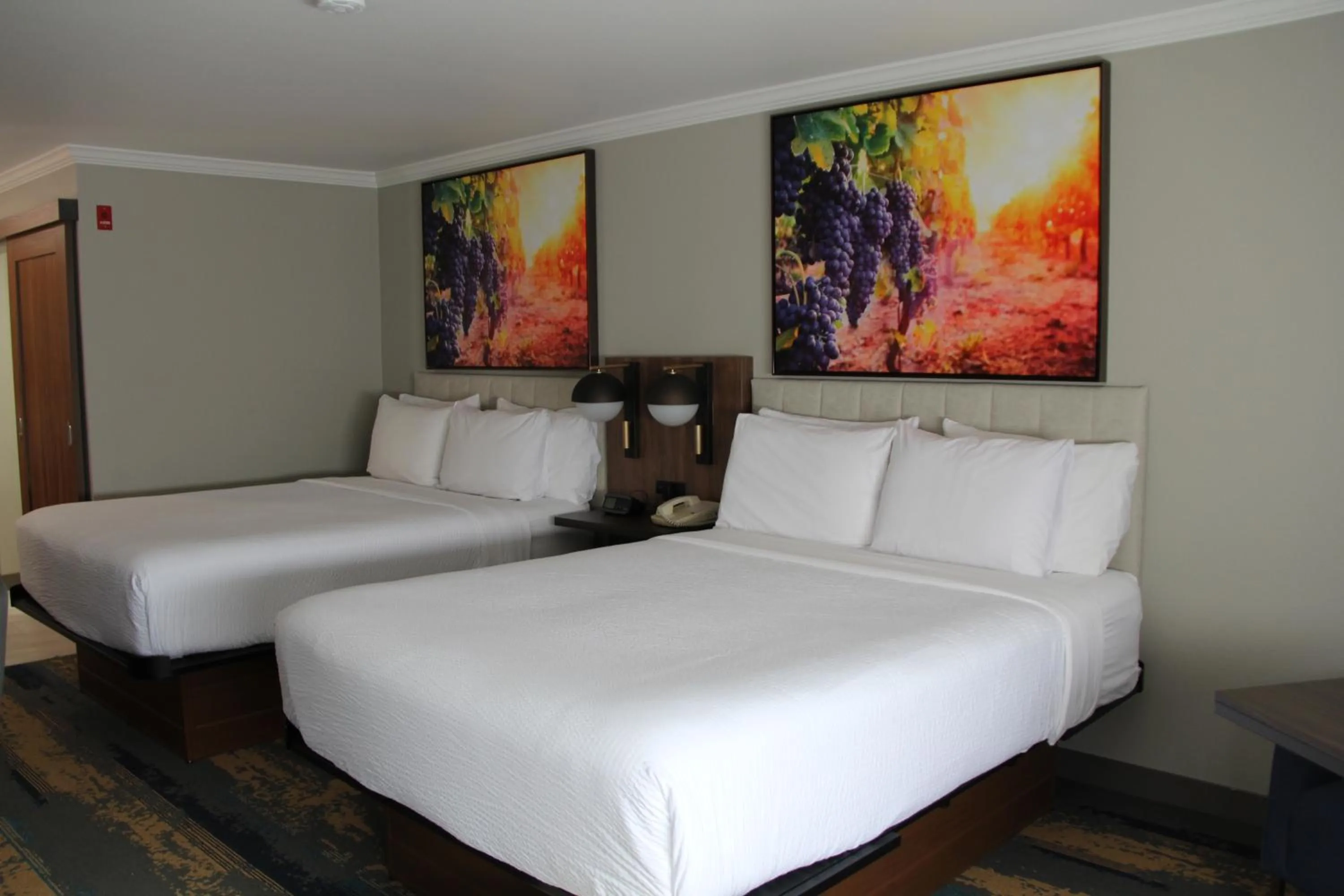 Bed in La Quinta Inn & Suites by Wyndham Yakima Downtown