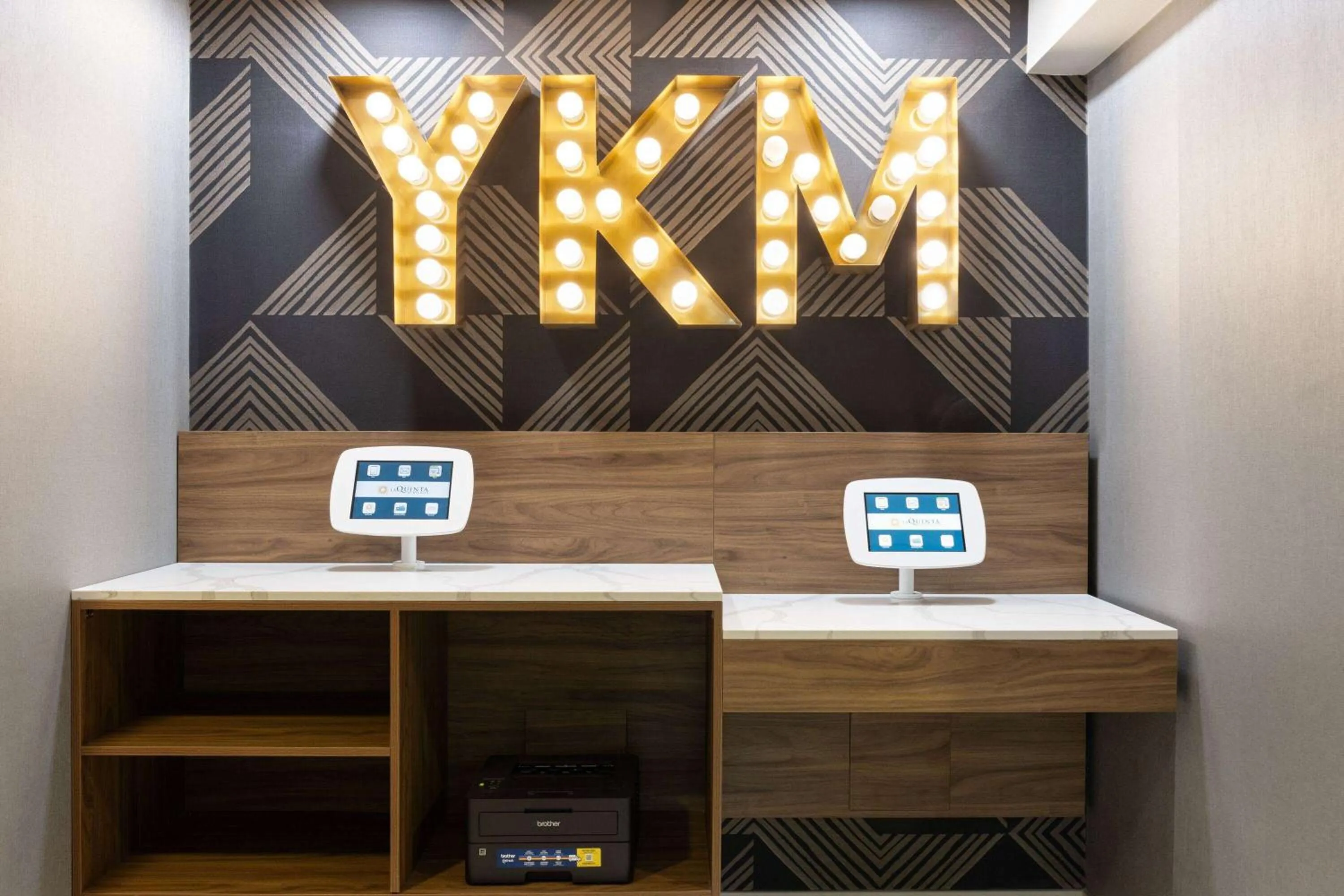 Business facilities in La Quinta Inn & Suites by Wyndham Yakima Downtown