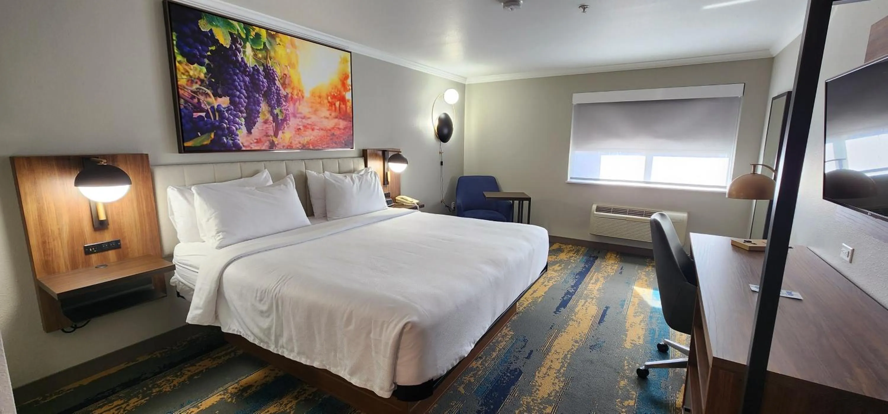 Bed in La Quinta Inn & Suites by Wyndham Yakima Downtown