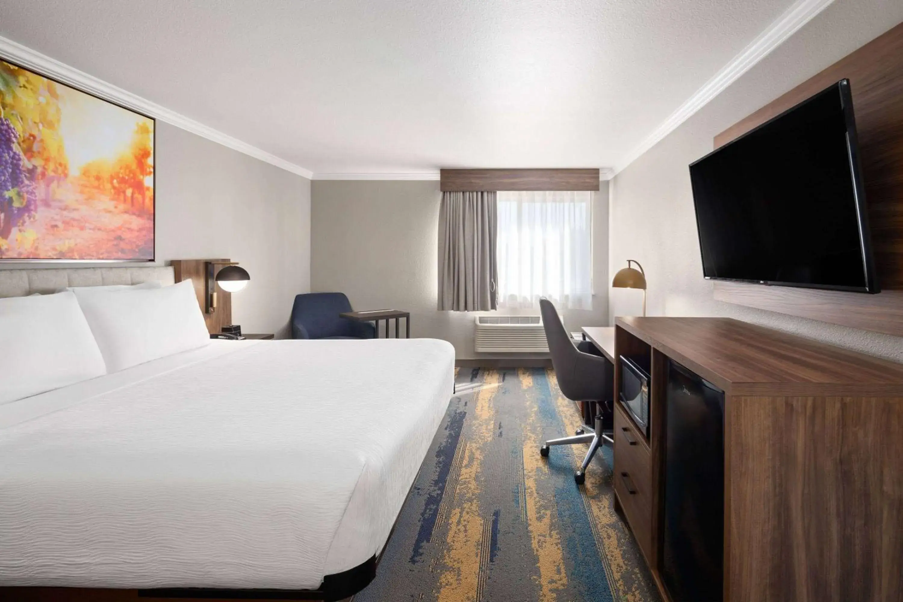 King Room with Roll-In Shower - Mobility Access/Non-Smoking in La Quinta Inn & Suites by Wyndham Yakima Downtown King Room with Roll-In Shower - Mobility Access/Non-Smoking in La Quinta Inn & Suites by Wyndham Yakima Downtown