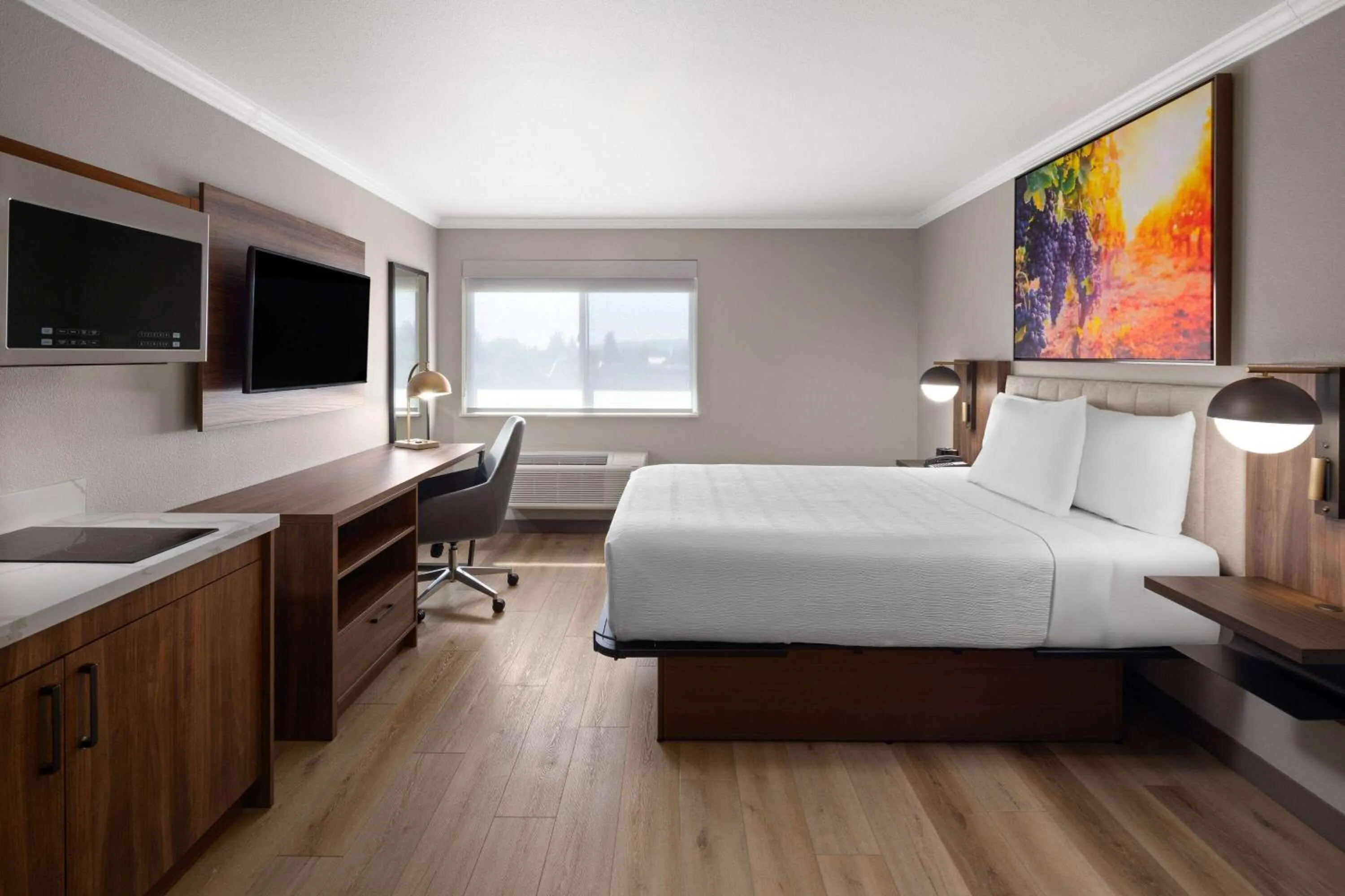 Photo of the whole room, Bed in La Quinta Inn & Suites by Wyndham Yakima Downtown