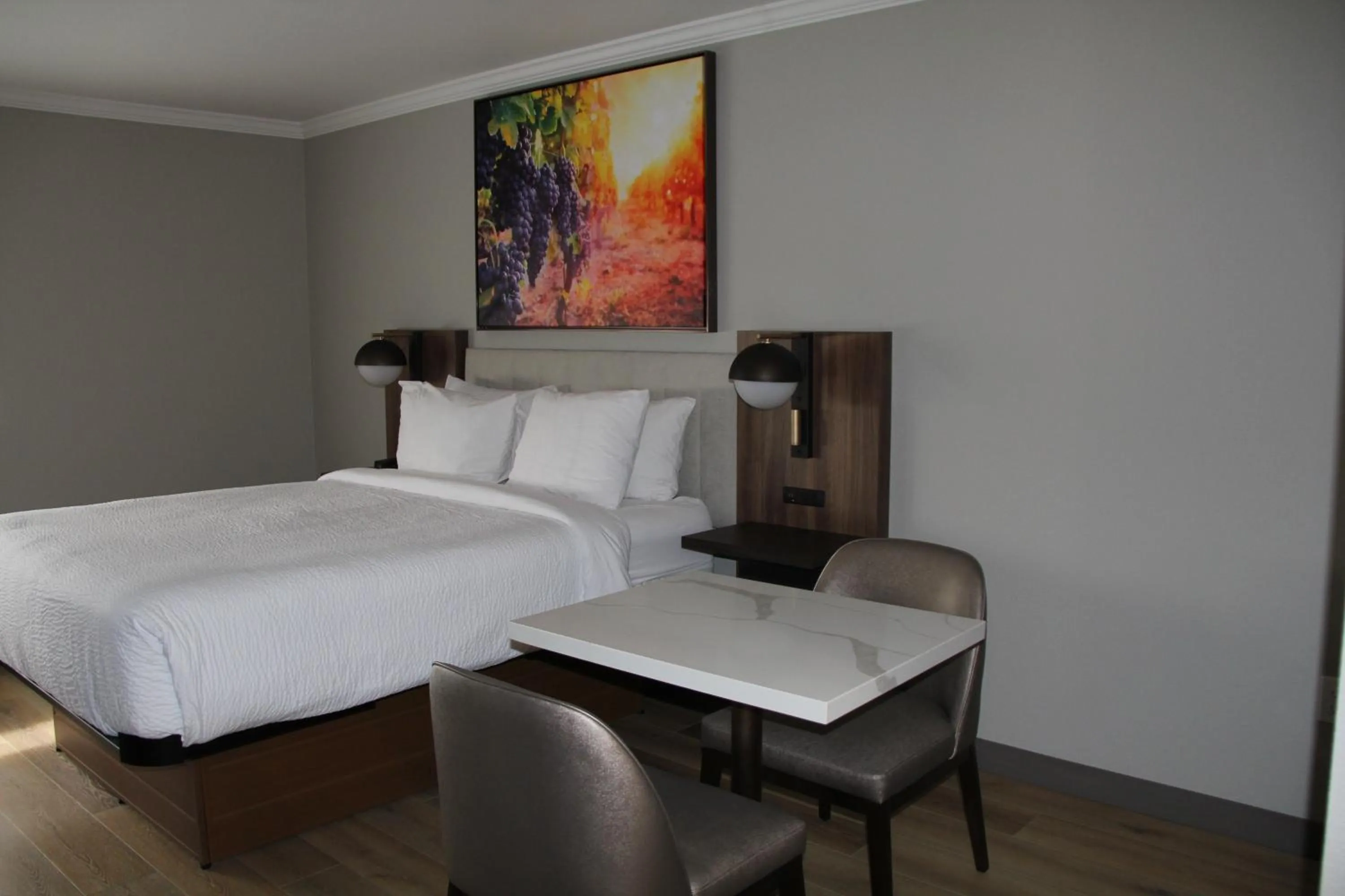 Bed in La Quinta Inn & Suites by Wyndham Yakima Downtown