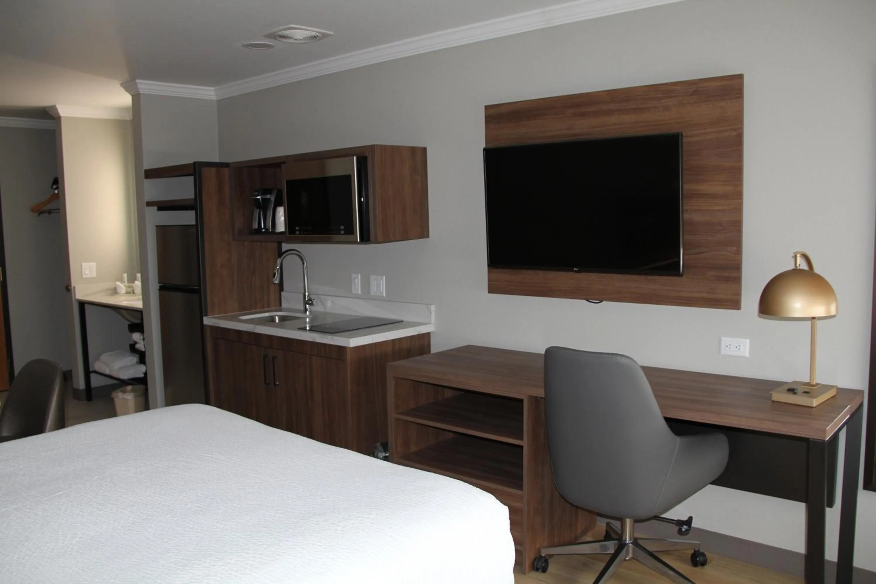 Bed in La Quinta Inn & Suites by Wyndham Yakima Downtown