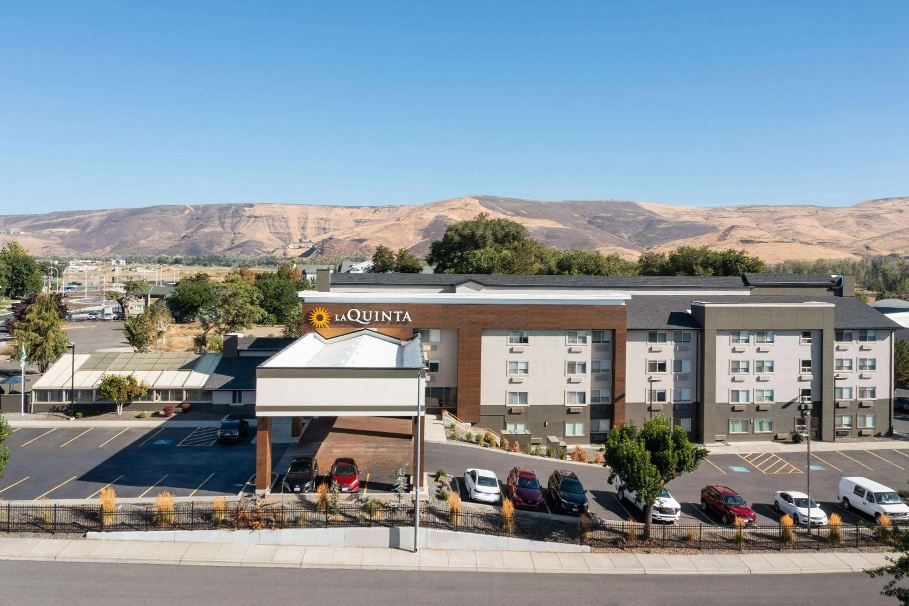 Property building in La Quinta Inn & Suites by Wyndham Yakima Downtown