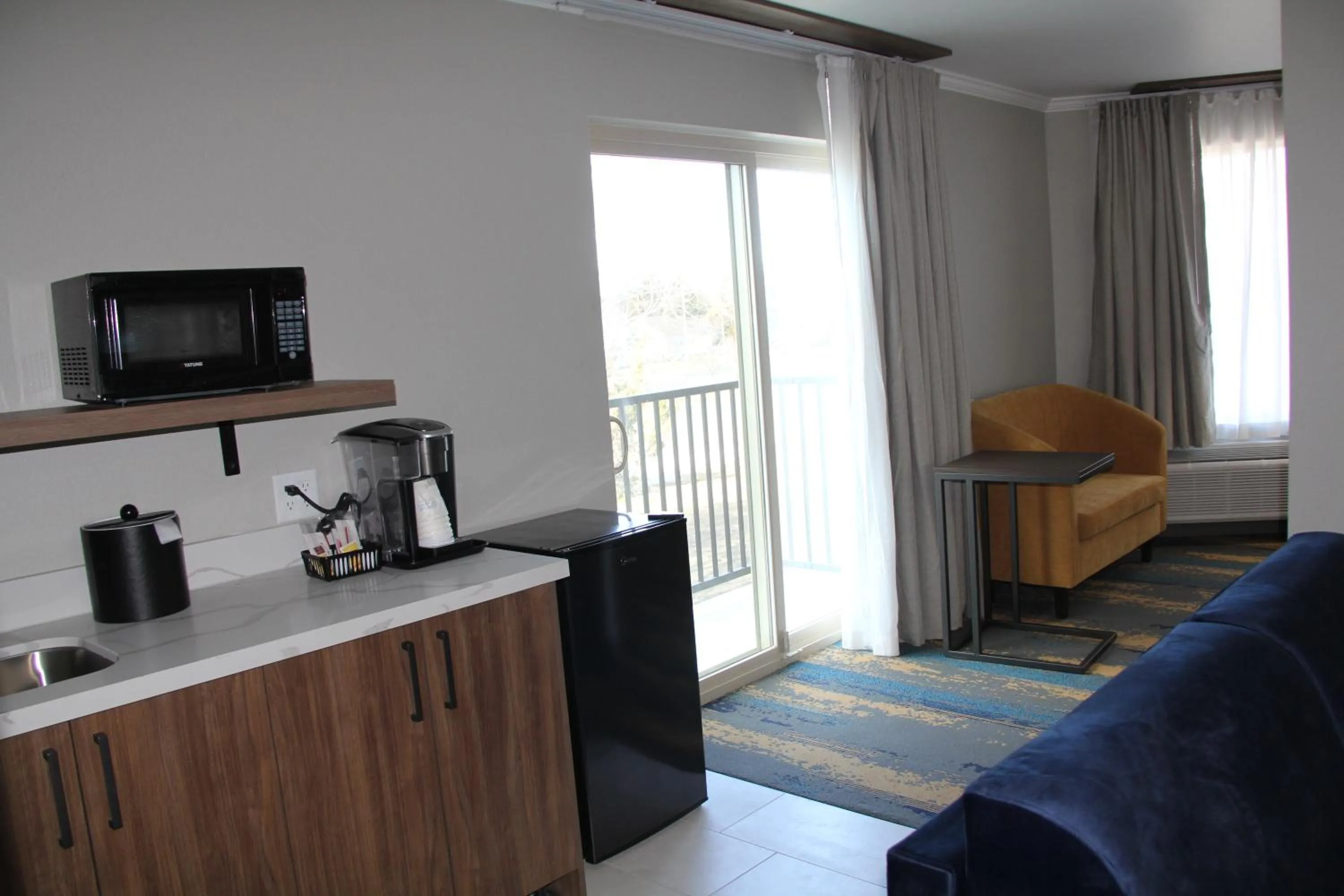 Bed in La Quinta Inn & Suites by Wyndham Yakima Downtown