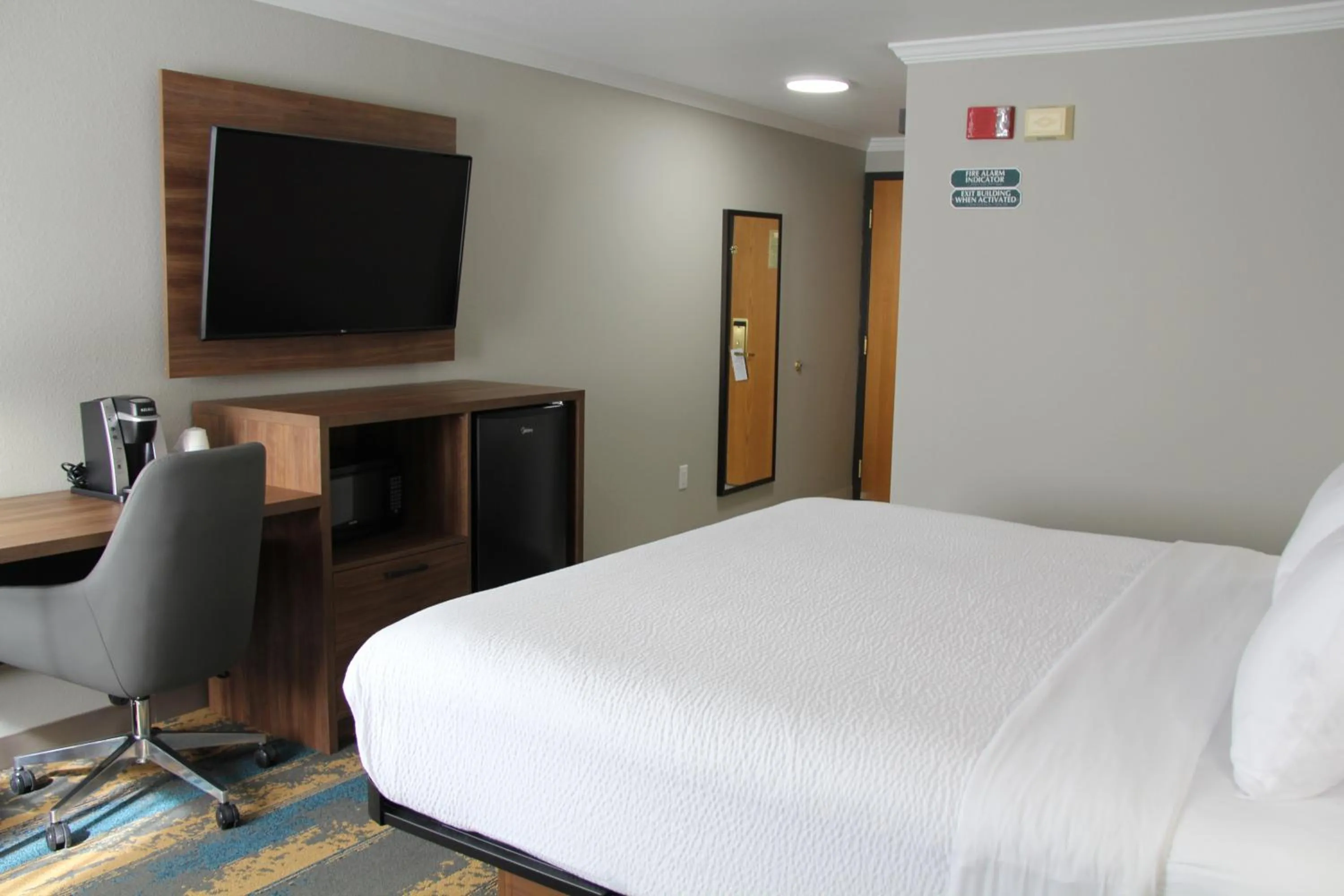 Bed in La Quinta Inn & Suites by Wyndham Yakima Downtown
