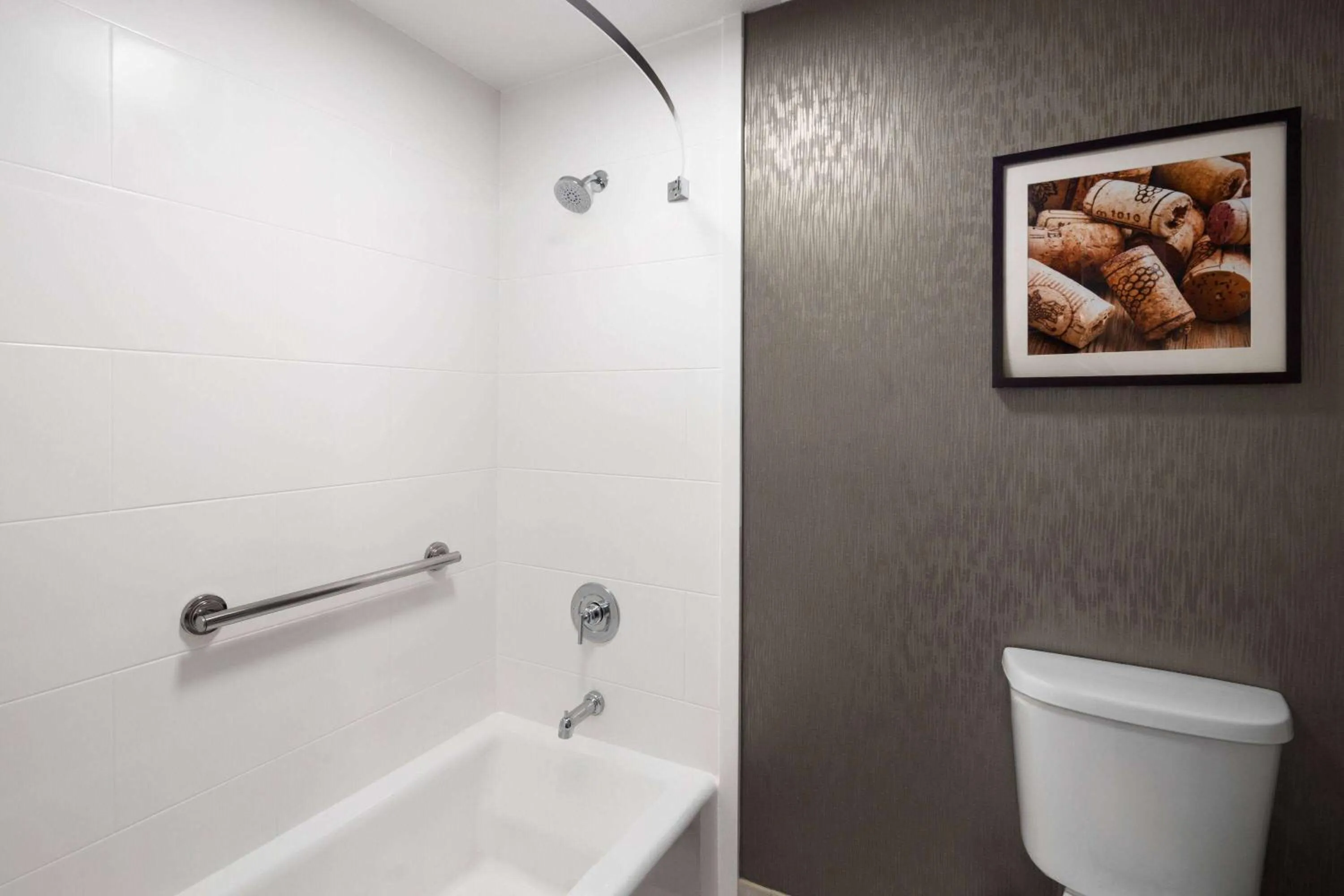 Bathroom in La Quinta Inn & Suites by Wyndham Yakima Downtown