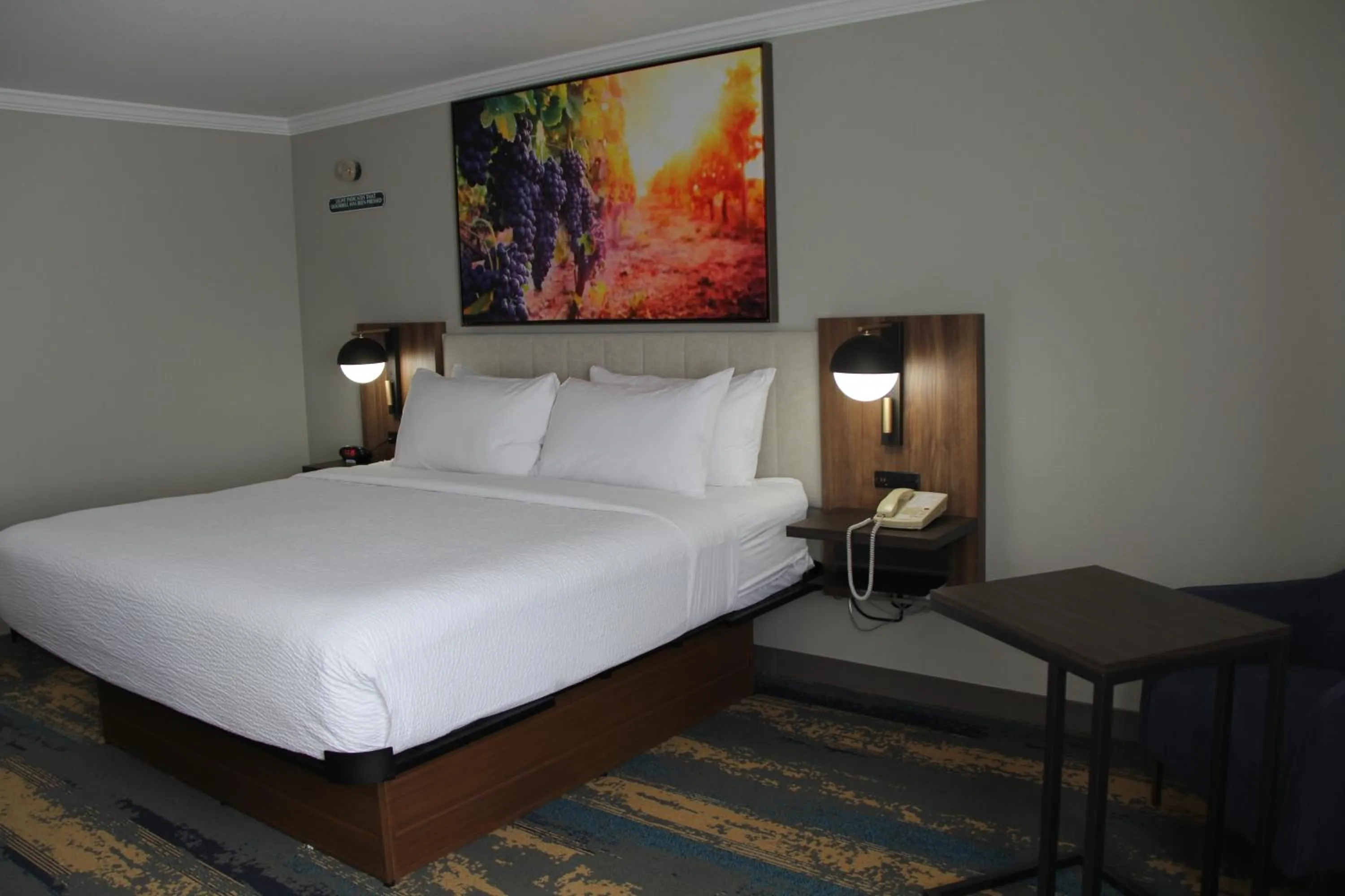 Bed in La Quinta Inn & Suites by Wyndham Yakima Downtown