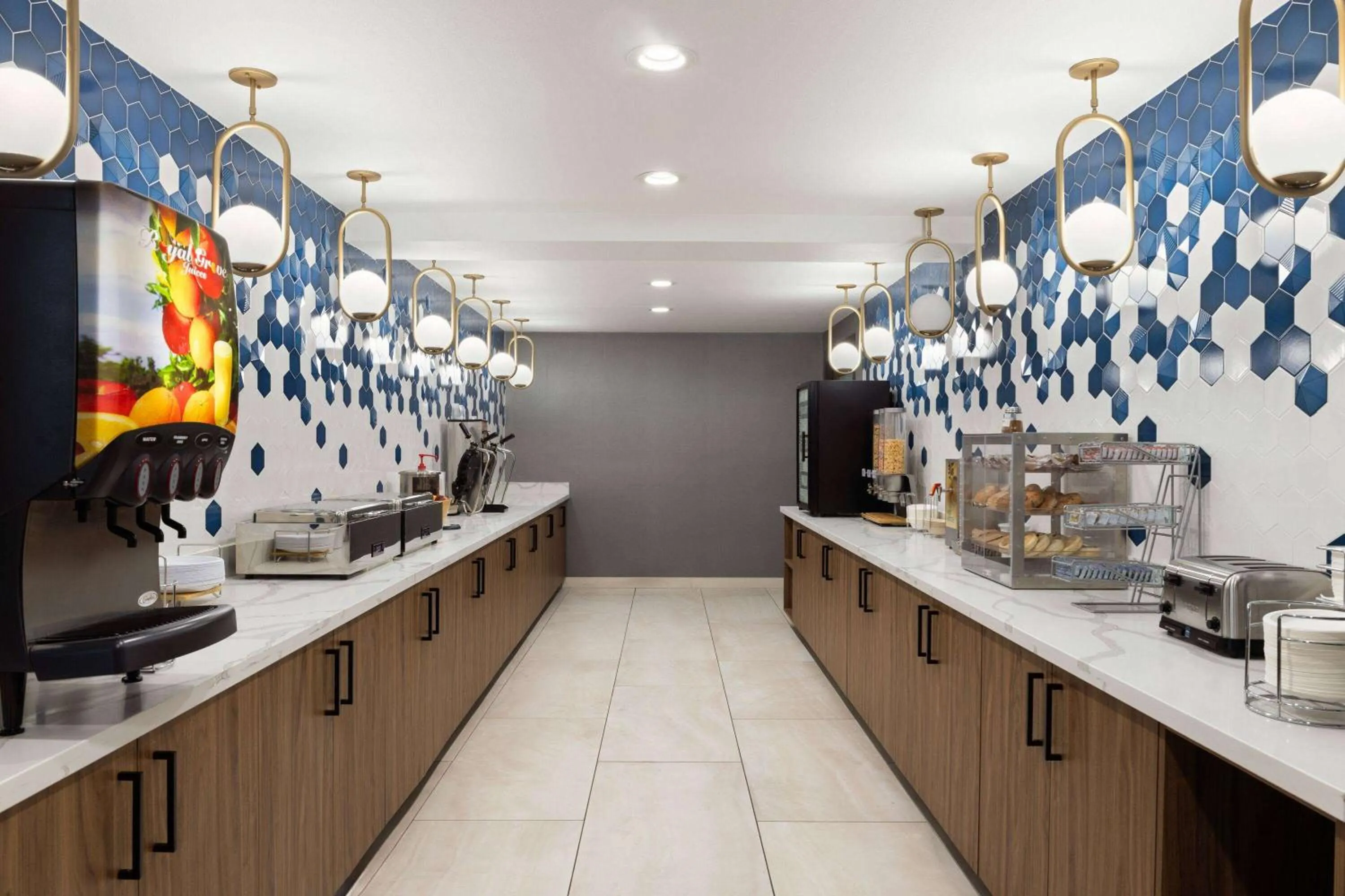 Breakfast in La Quinta Inn & Suites by Wyndham Yakima Downtown