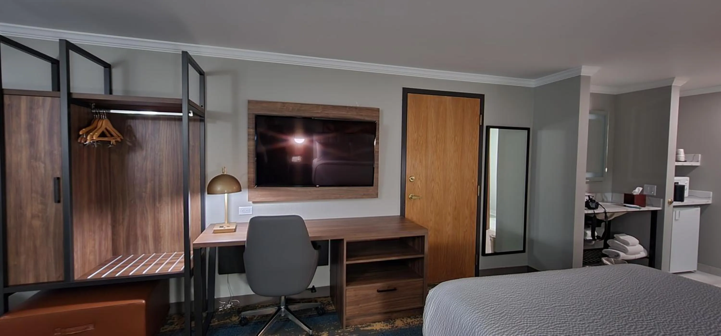 Bed in La Quinta Inn & Suites by Wyndham Yakima Downtown