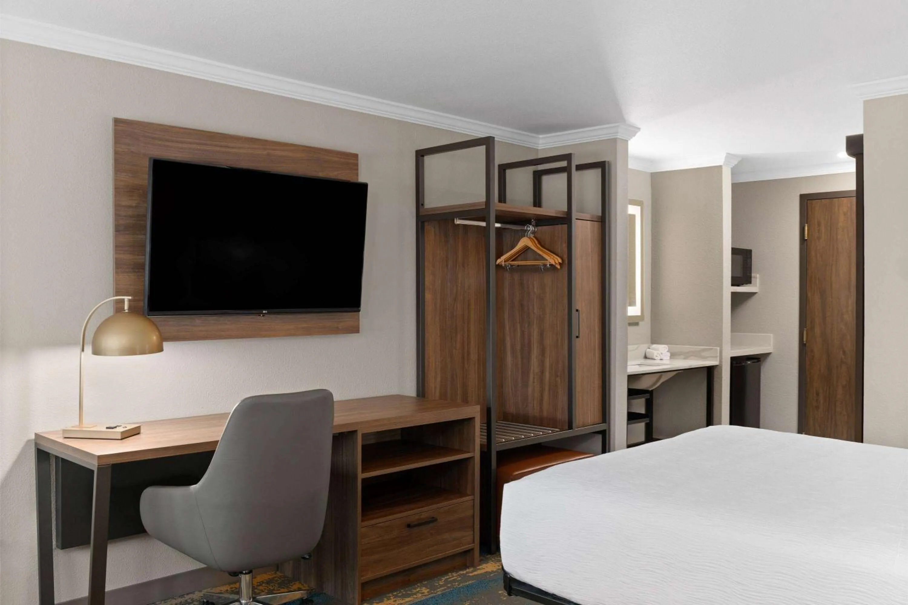 Photo of the whole room, Bed in La Quinta Inn & Suites by Wyndham Yakima Downtown