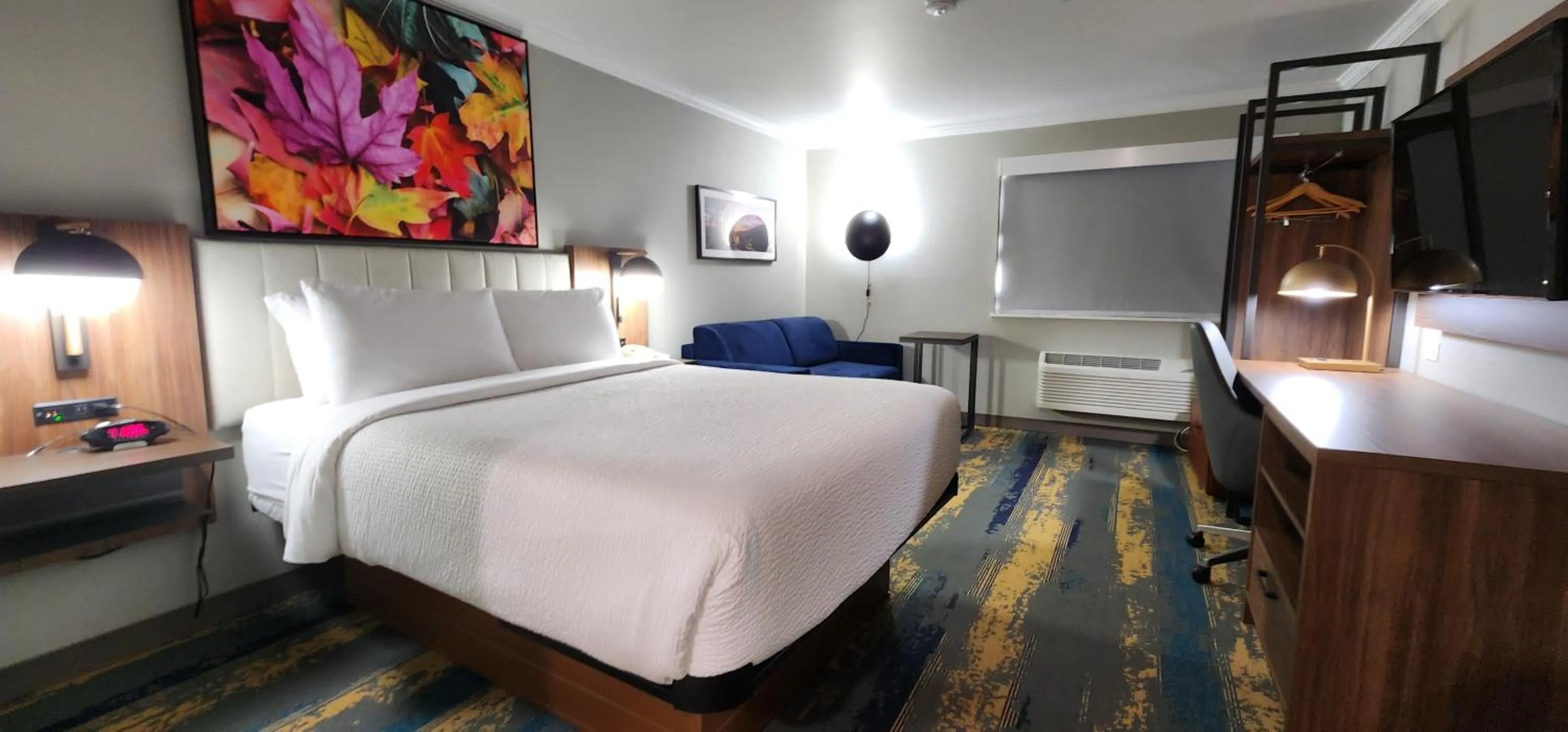 Bed in La Quinta Inn & Suites by Wyndham Yakima Downtown