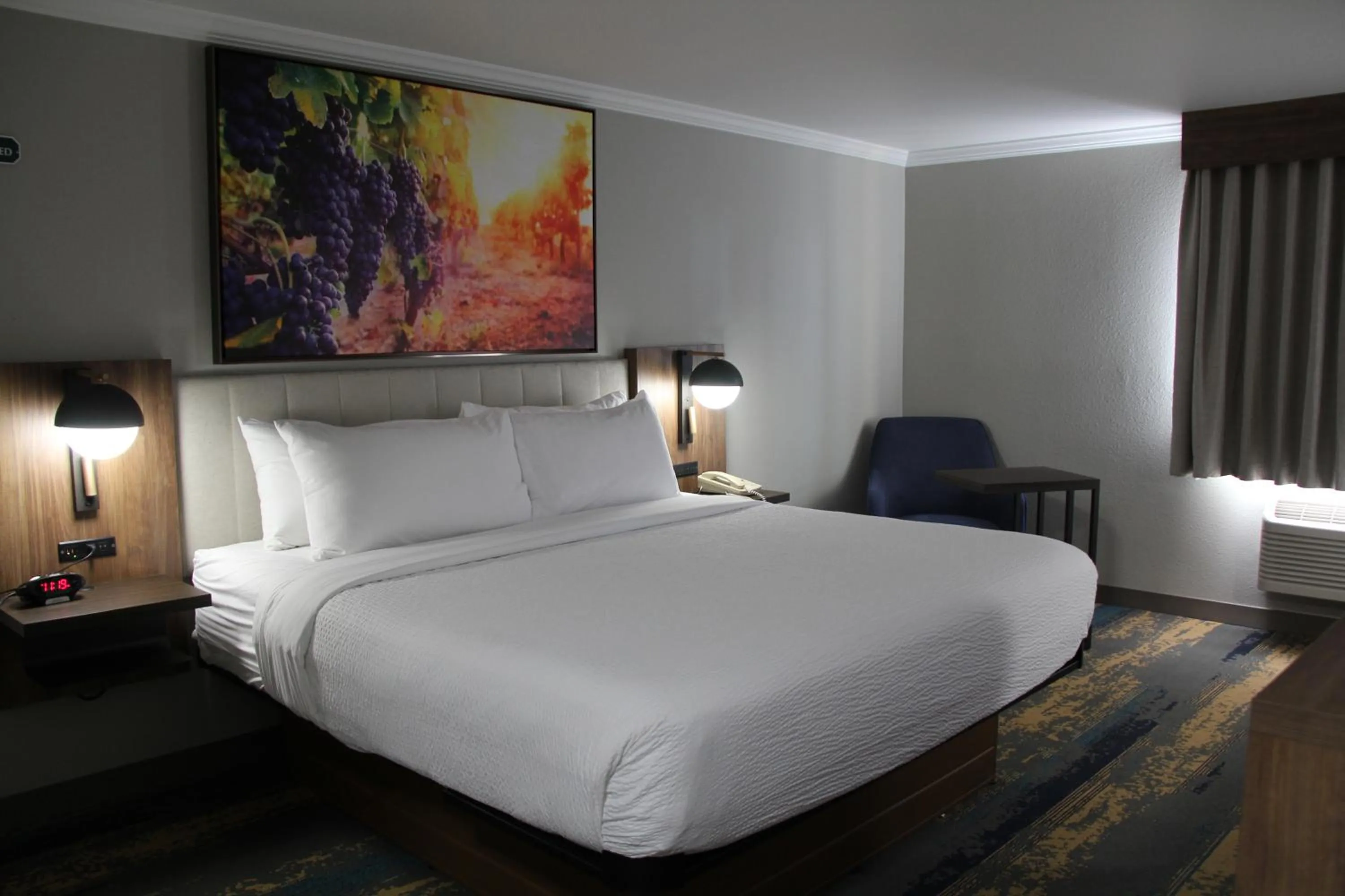 Bed in La Quinta Inn & Suites by Wyndham Yakima Downtown