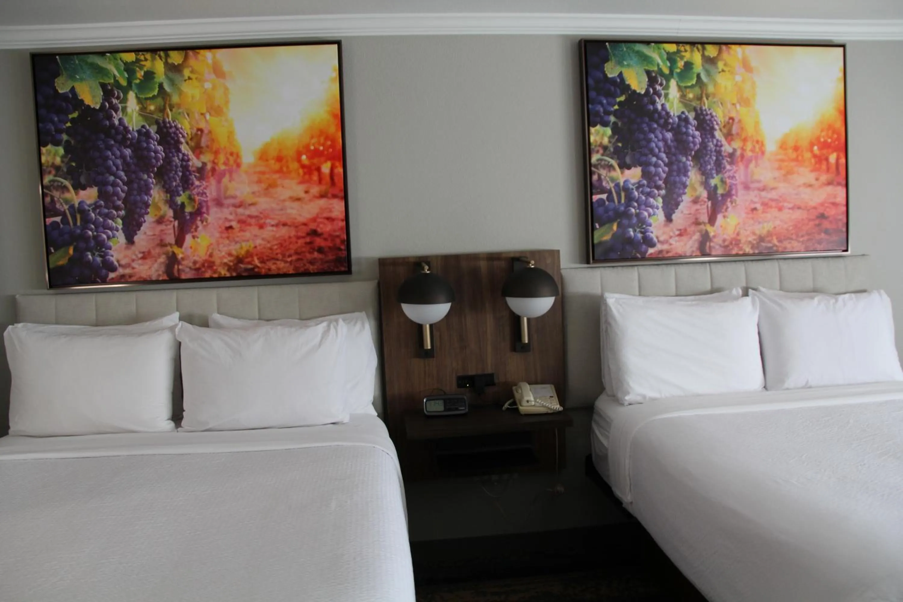 Bed in La Quinta Inn & Suites by Wyndham Yakima Downtown