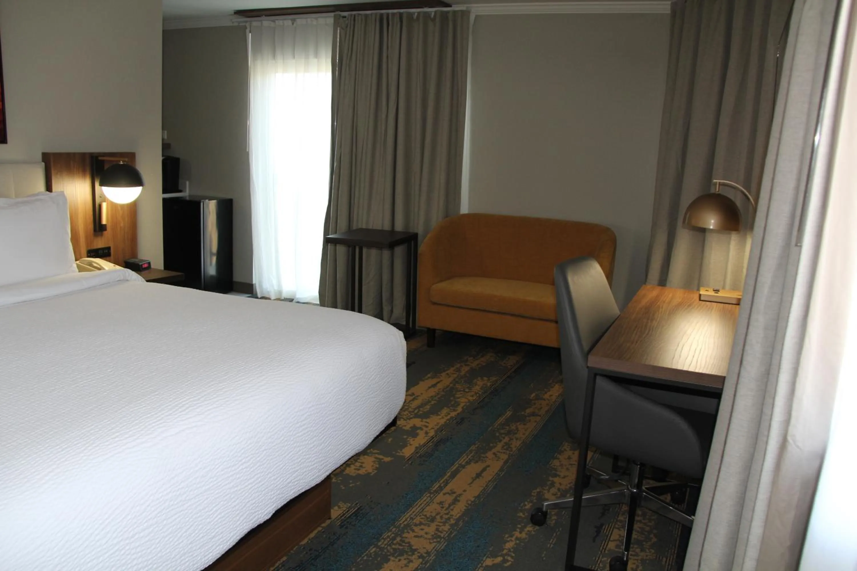 Bed in La Quinta Inn & Suites by Wyndham Yakima Downtown