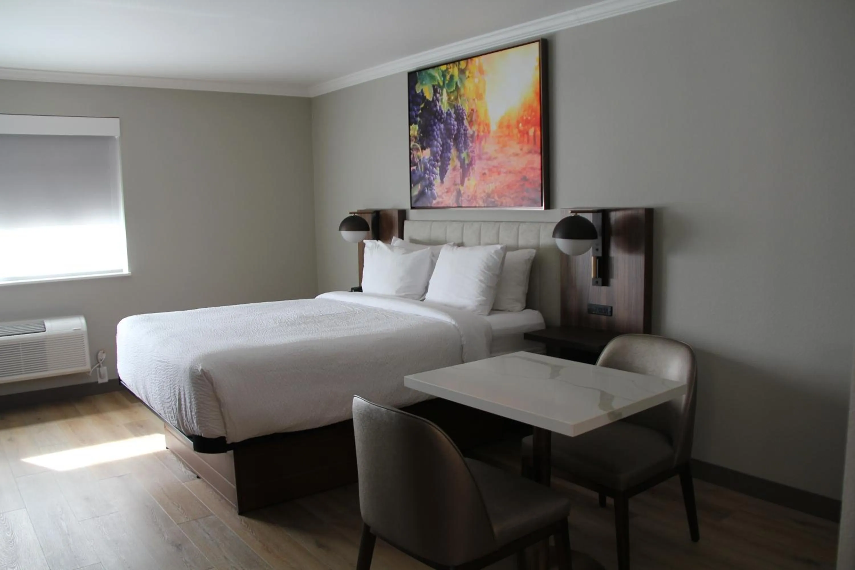 Bed in La Quinta Inn & Suites by Wyndham Yakima Downtown