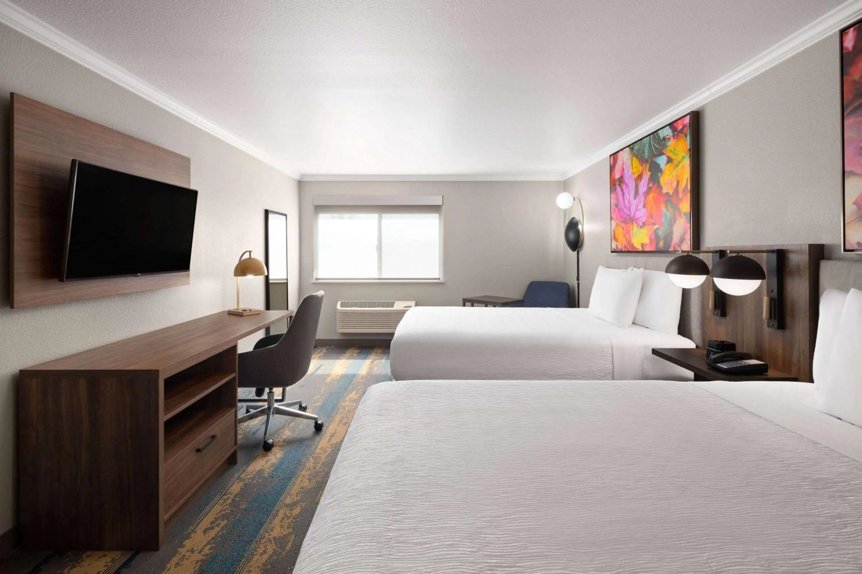 Photo of the whole room, Bed in La Quinta Inn & Suites by Wyndham Yakima Downtown