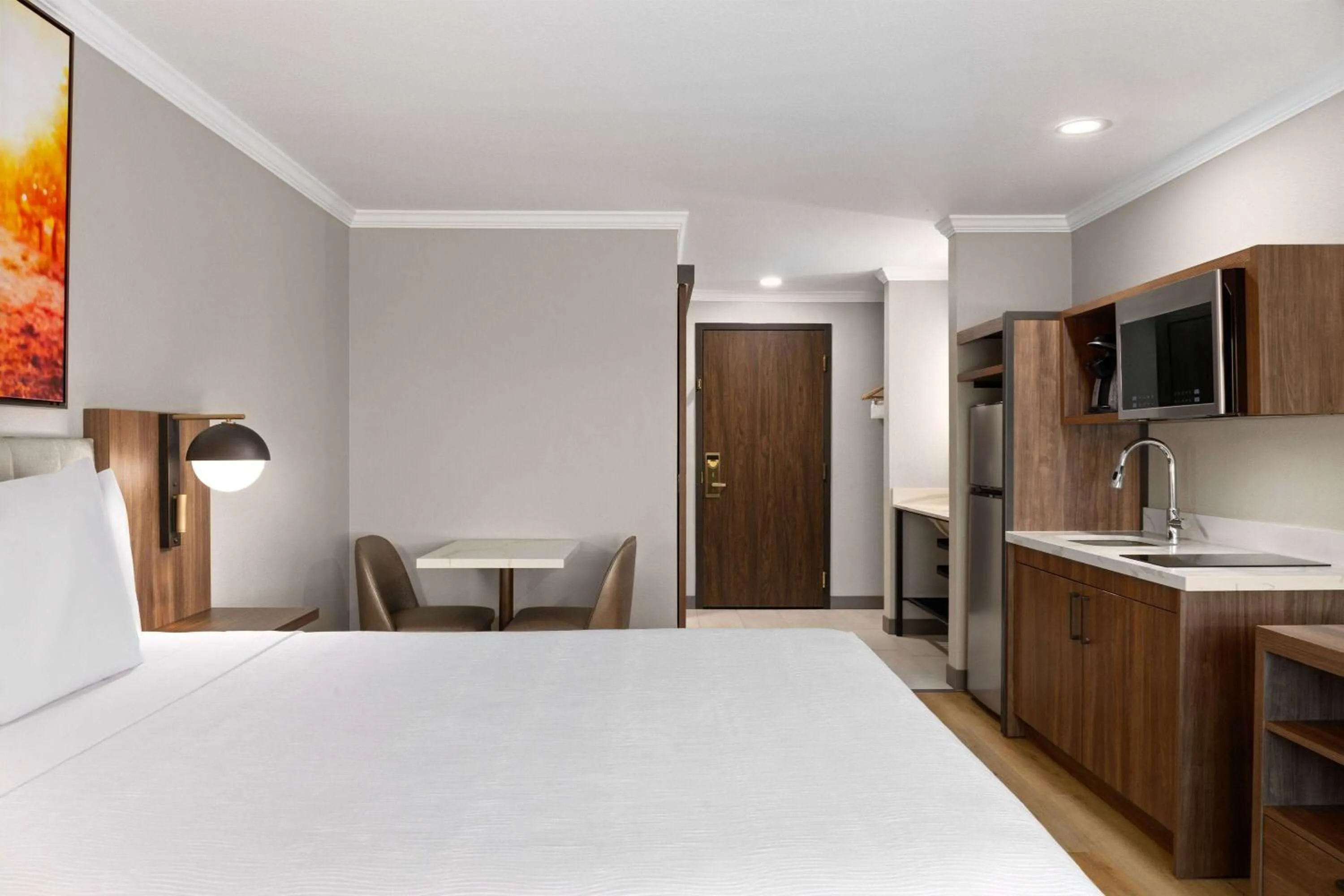 Photo of the whole room, Bed in La Quinta Inn & Suites by Wyndham Yakima Downtown