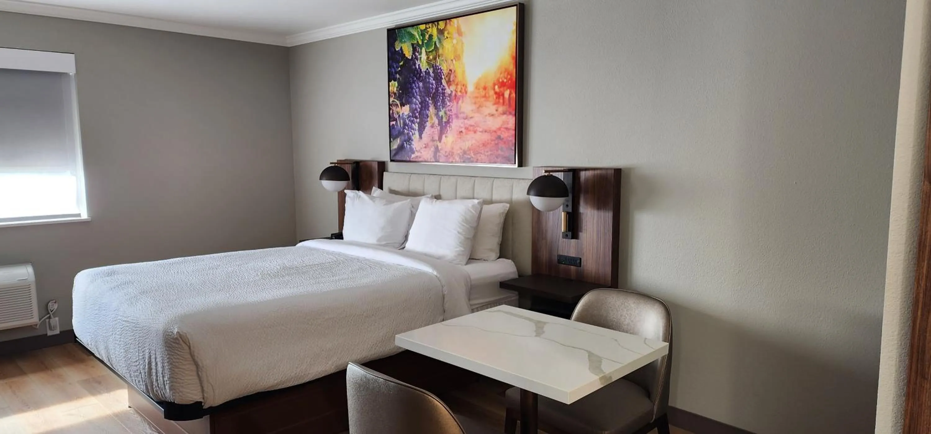 Bed in La Quinta Inn & Suites by Wyndham Yakima Downtown