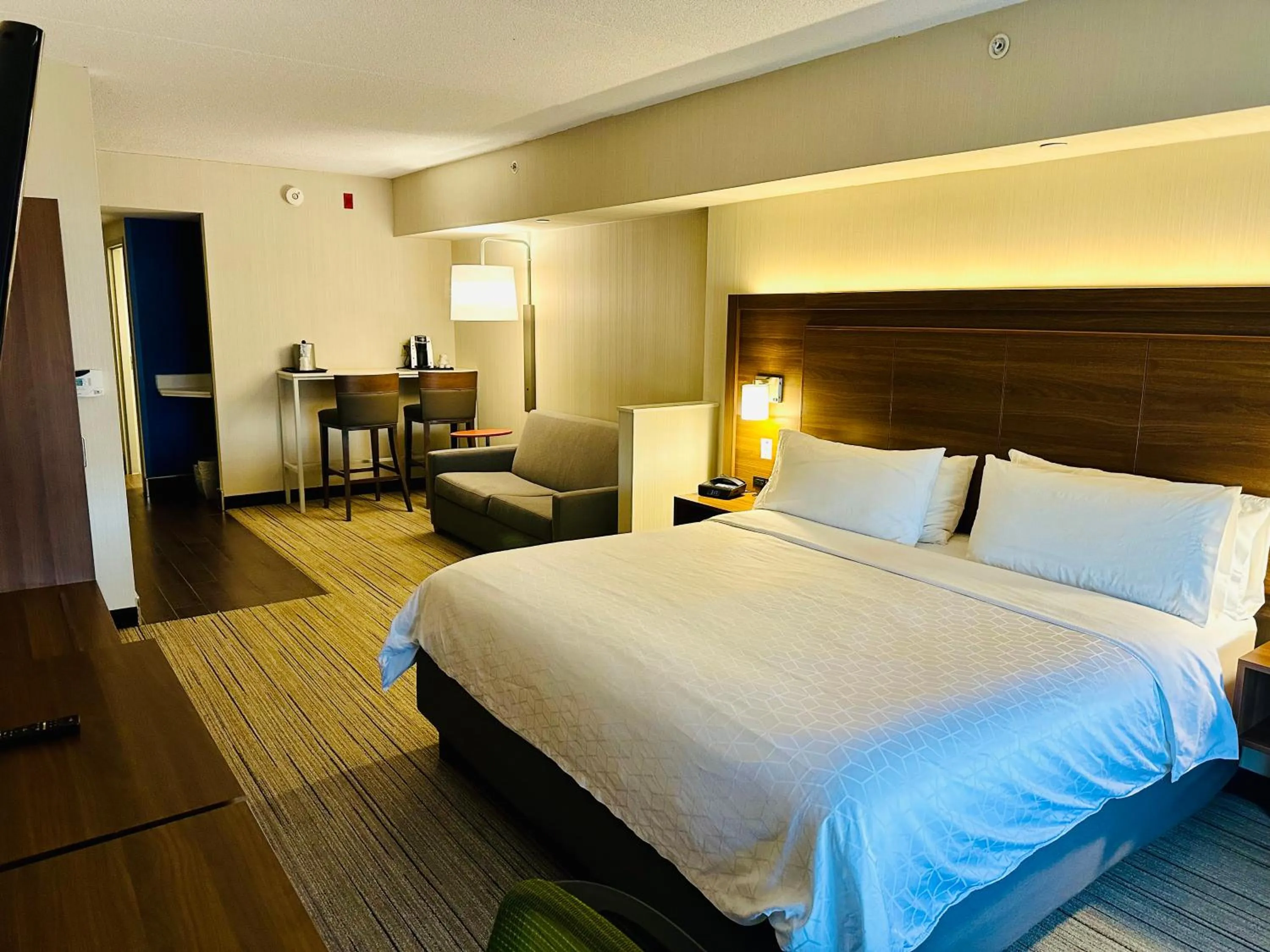 Bed in Holiday Inn Express Hotel & Suites Milton by IHG