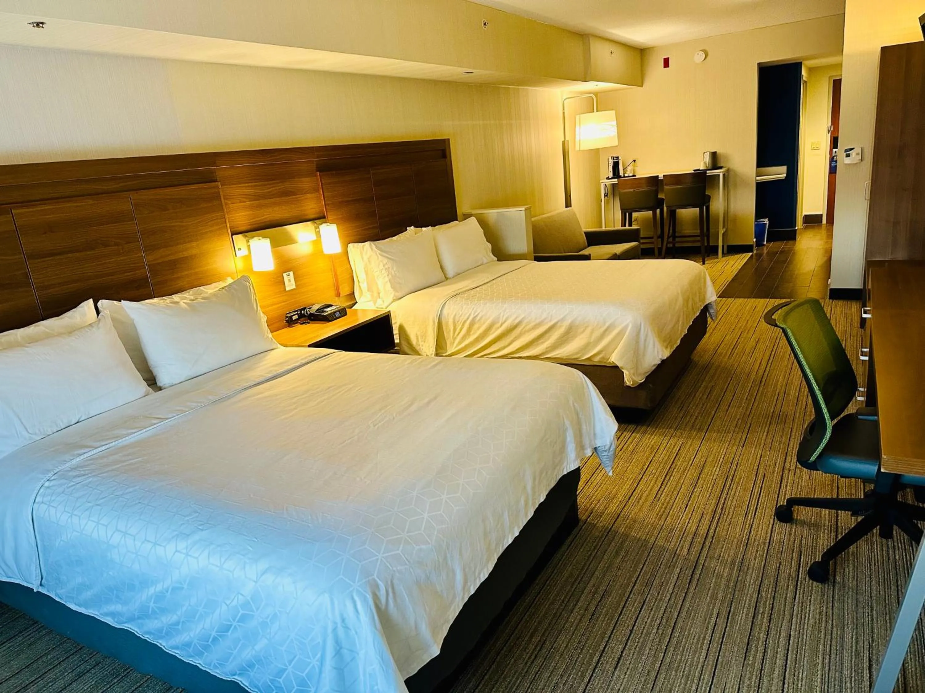Bed in Holiday Inn Express Hotel & Suites Milton by IHG