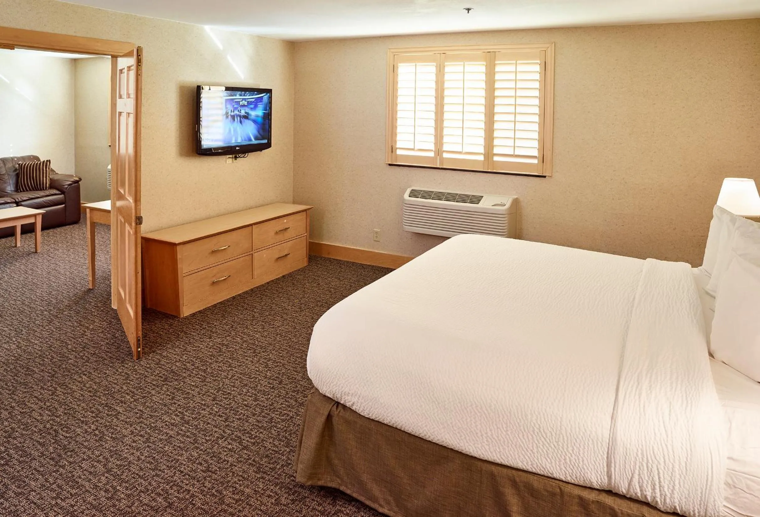 Bed in LivINN Hotel Minneapolis North / Fridley