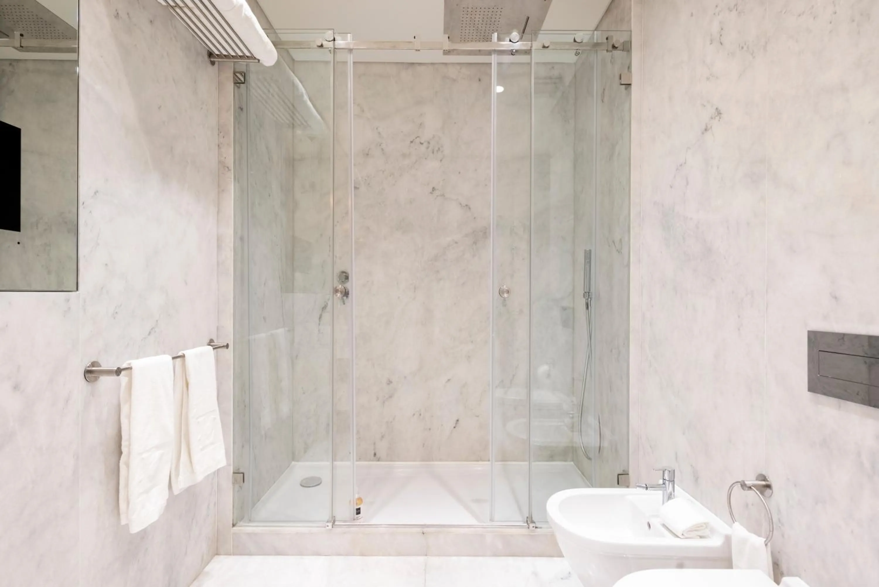 Shower in Chiado Mercy Apartments | Lisbon Best Apartments