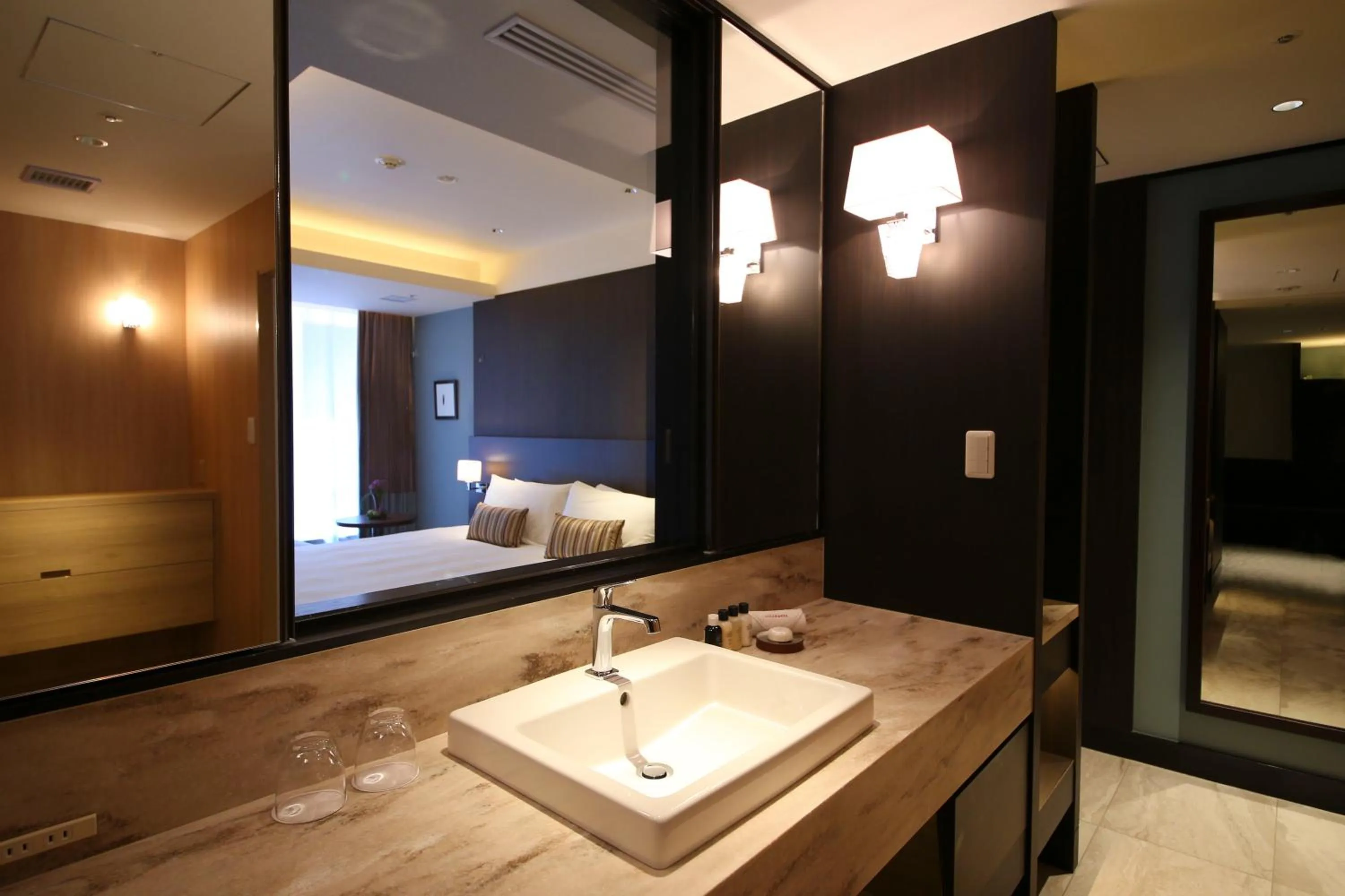 Bathroom, Bed in Hotel Allamanda Aoyama Tokyo