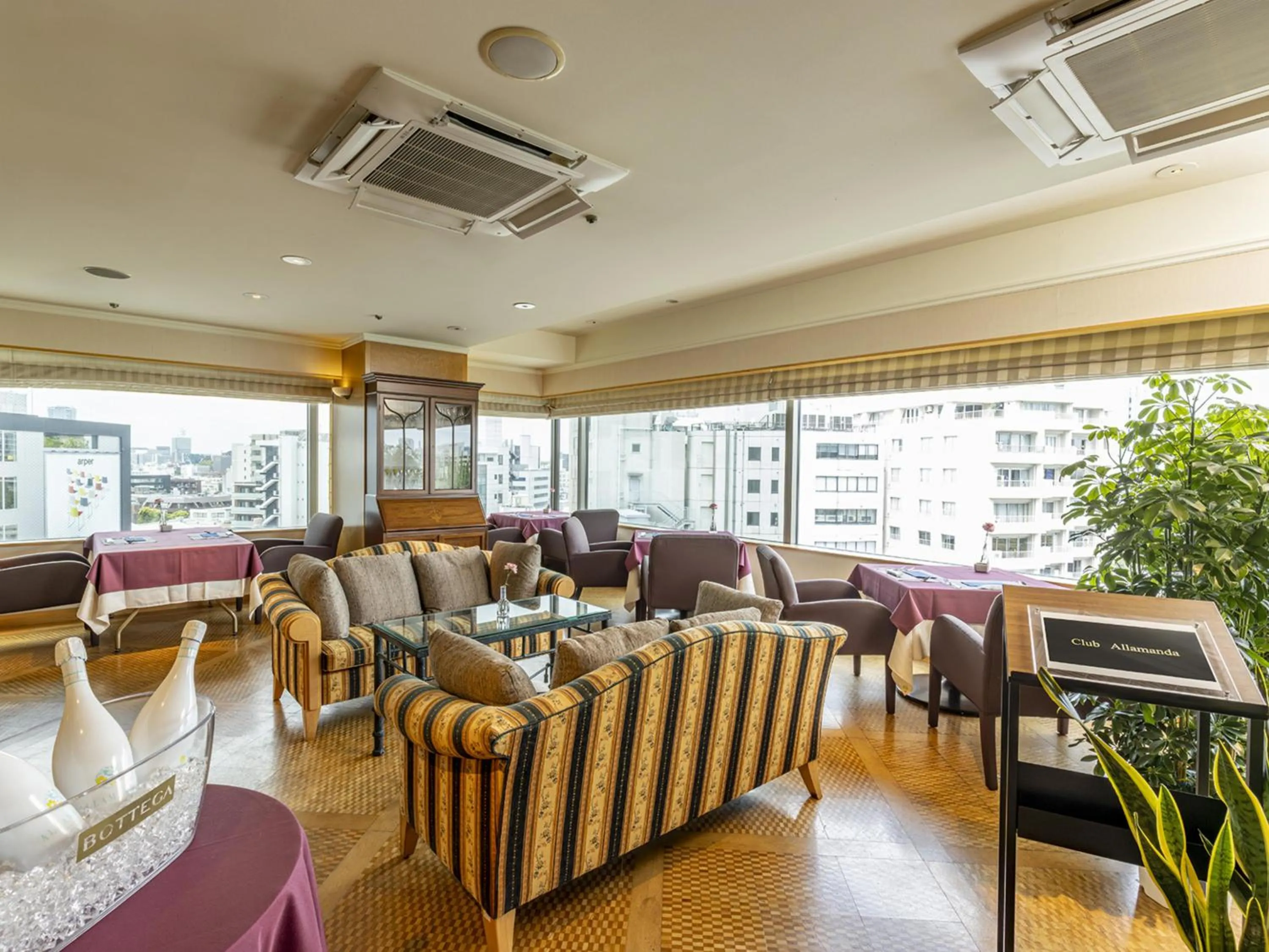 Communal lounge/ TV room in Hotel Allamanda Aoyama Tokyo