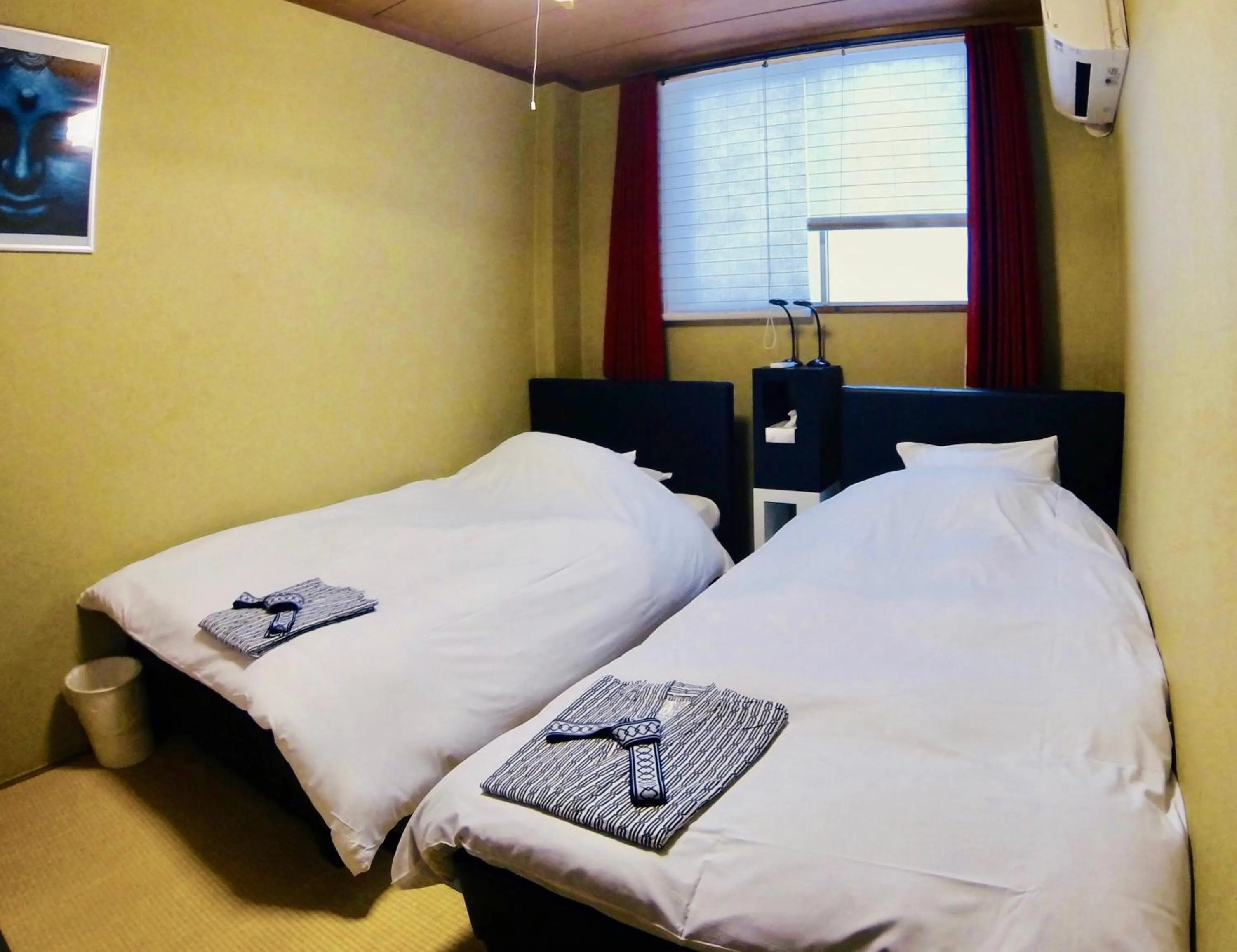 Photo of the whole room, Bed in Uno Port Inn