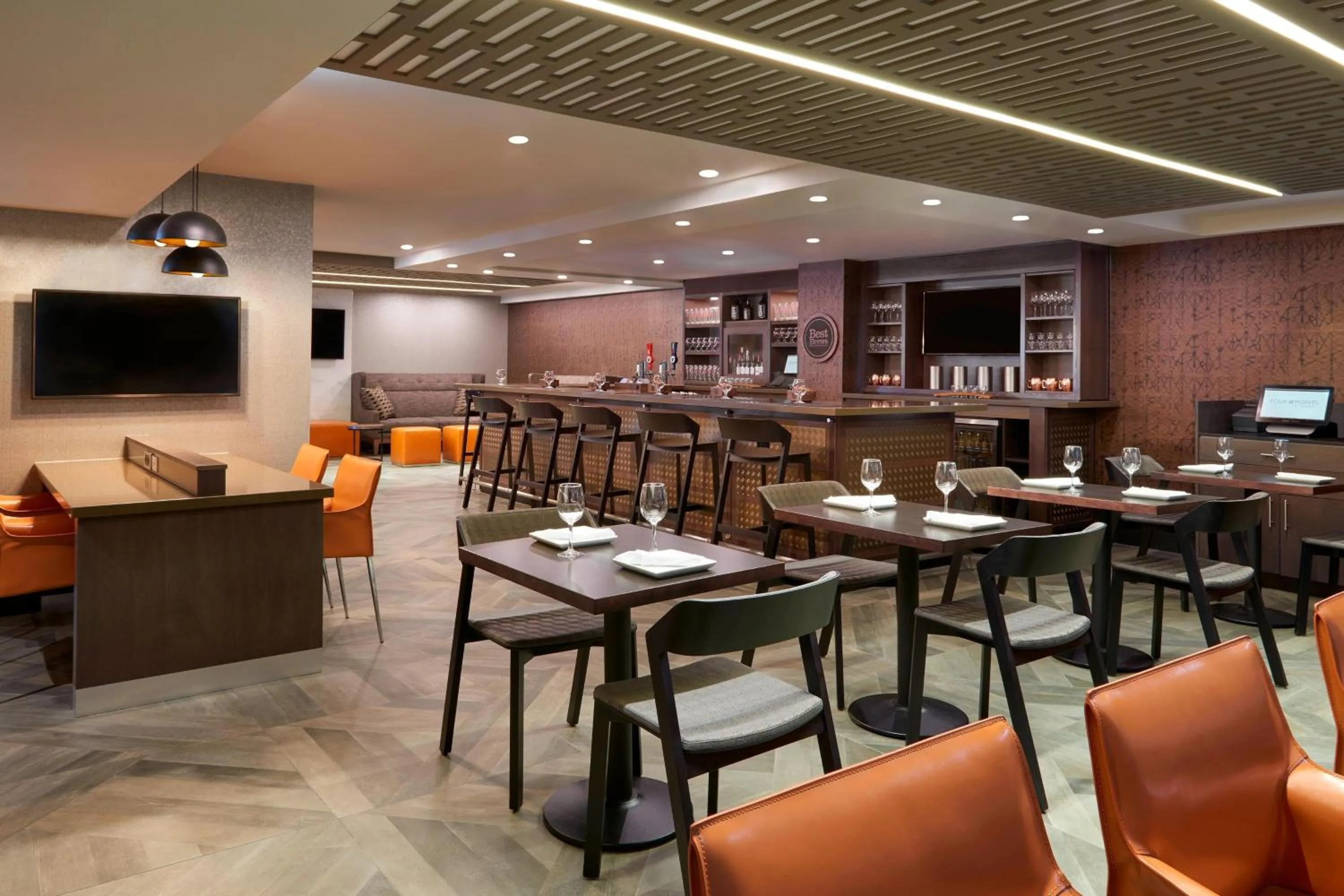 Lounge or bar in Four Points by Sheraton Hamilton - Stoney Creek