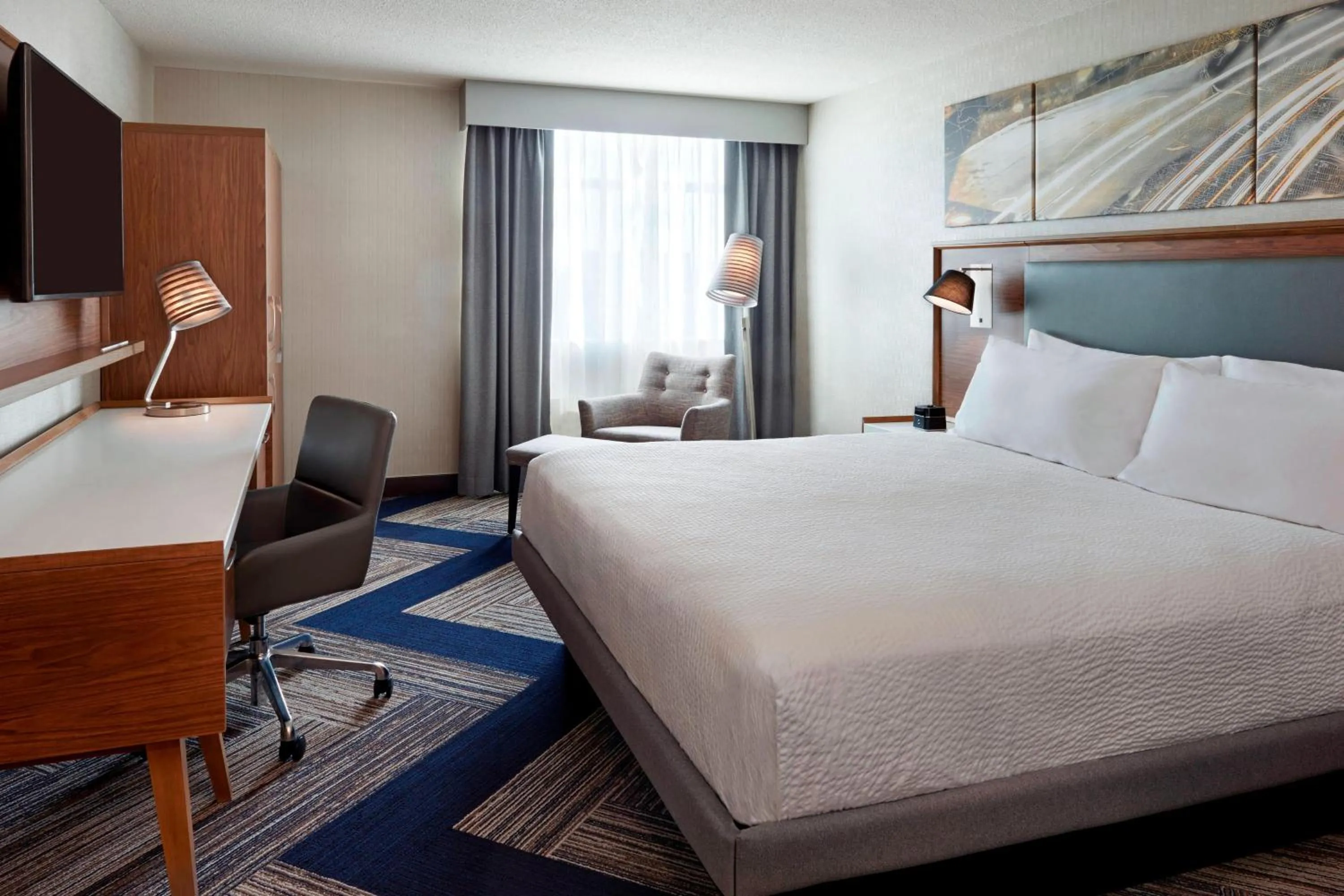 Photo of the whole room, Bed in Four Points by Sheraton Hamilton - Stoney Creek
