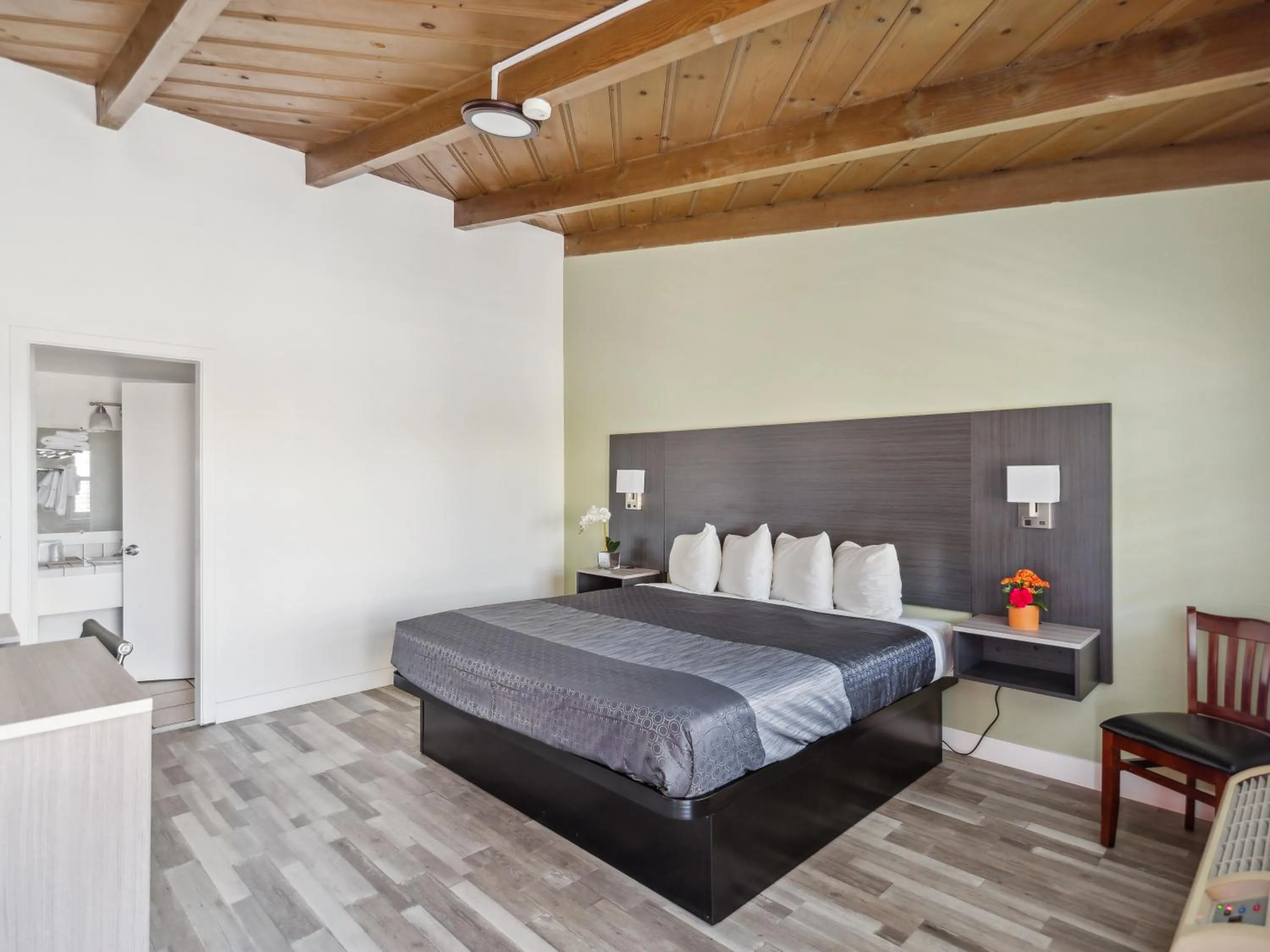 Bed in Discovery Inn Monterey Bay