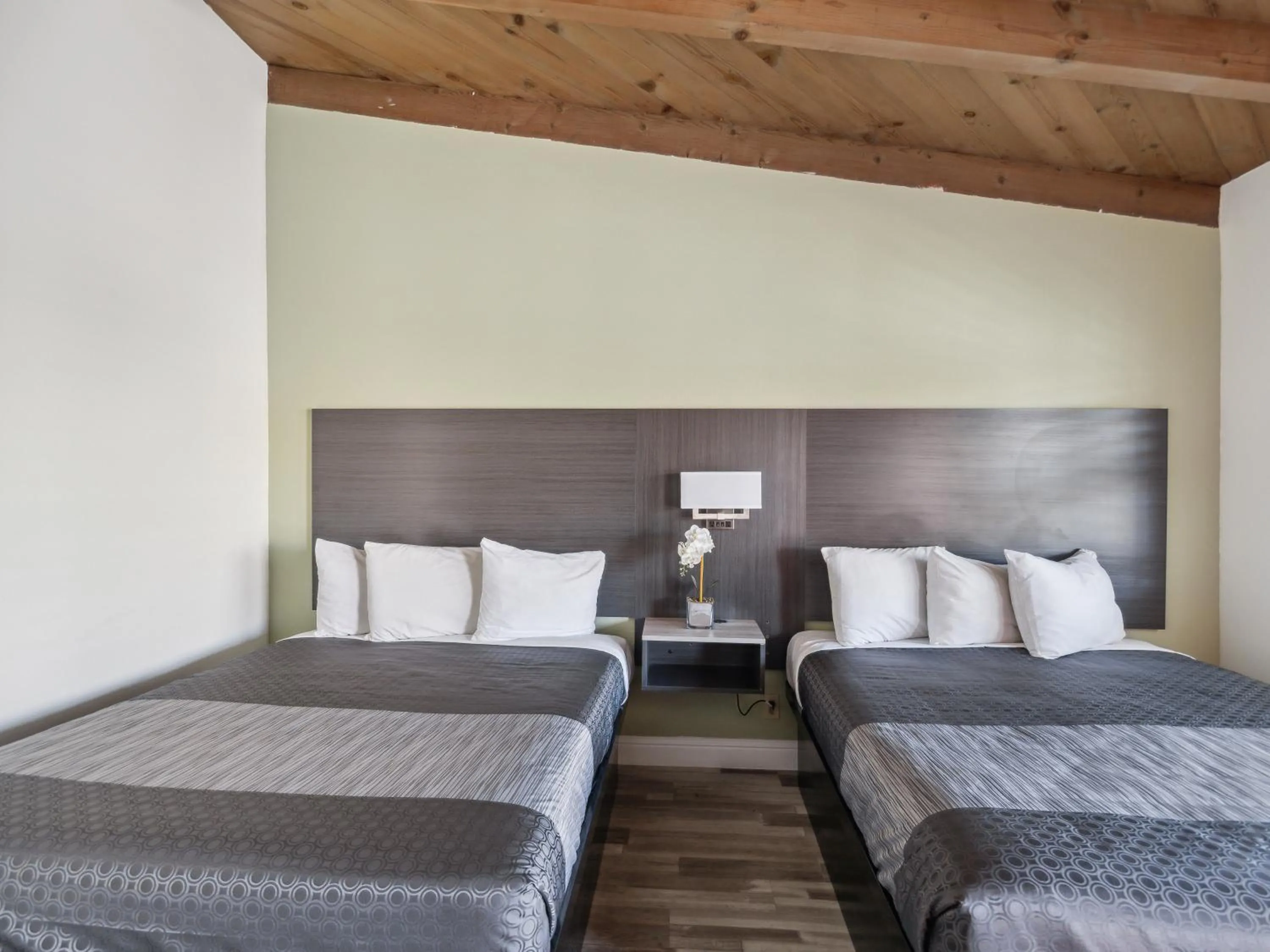 Bed in Discovery Inn Monterey Bay