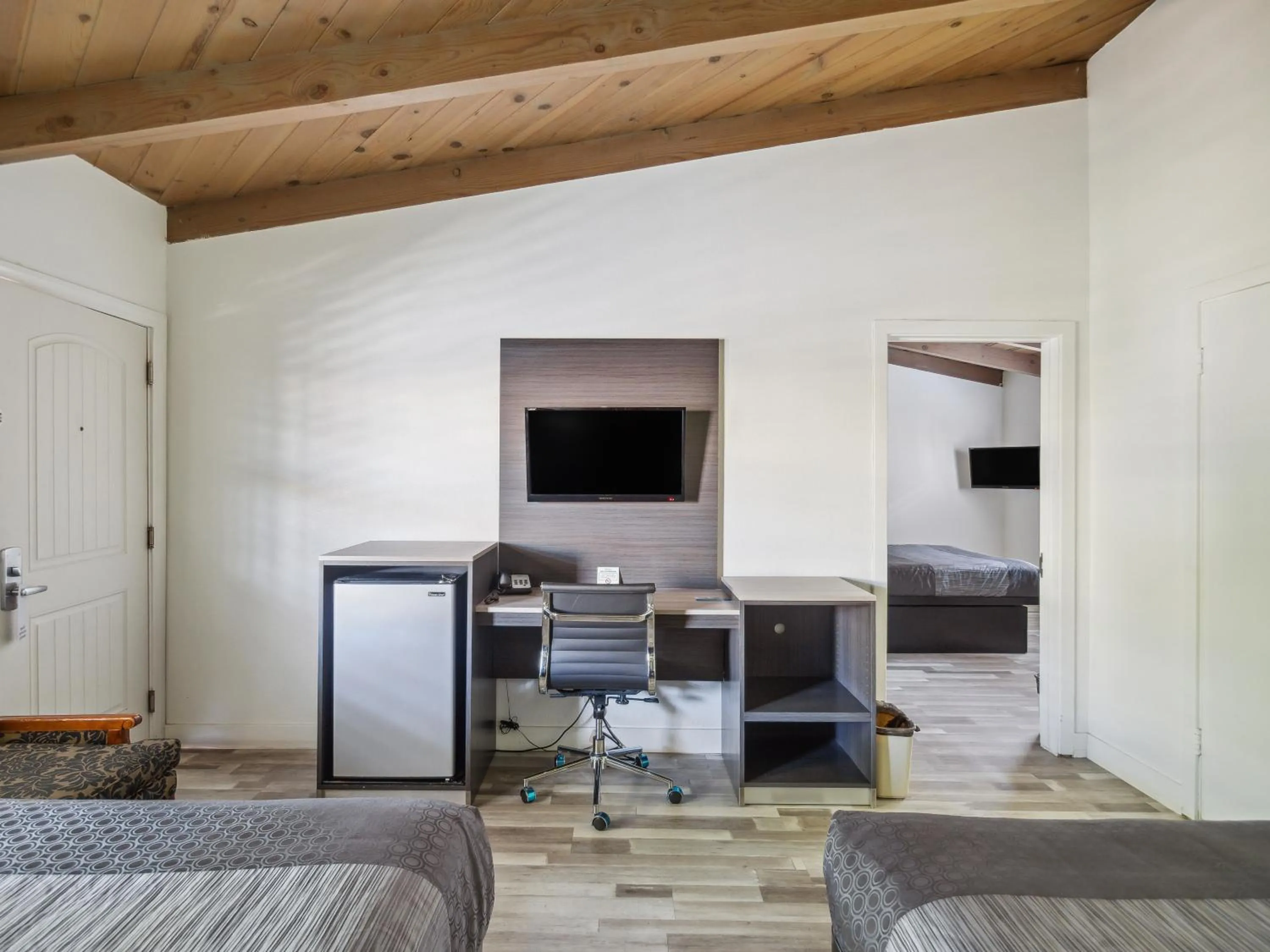 Bed in Discovery Inn Monterey Bay