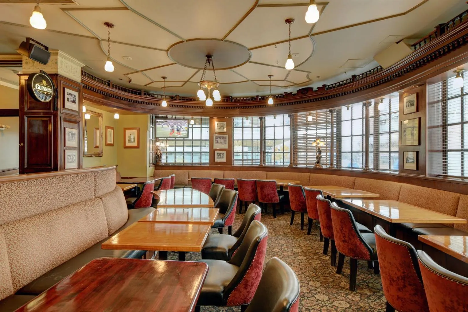 Restaurant/places to eat in Strathcona Hotel