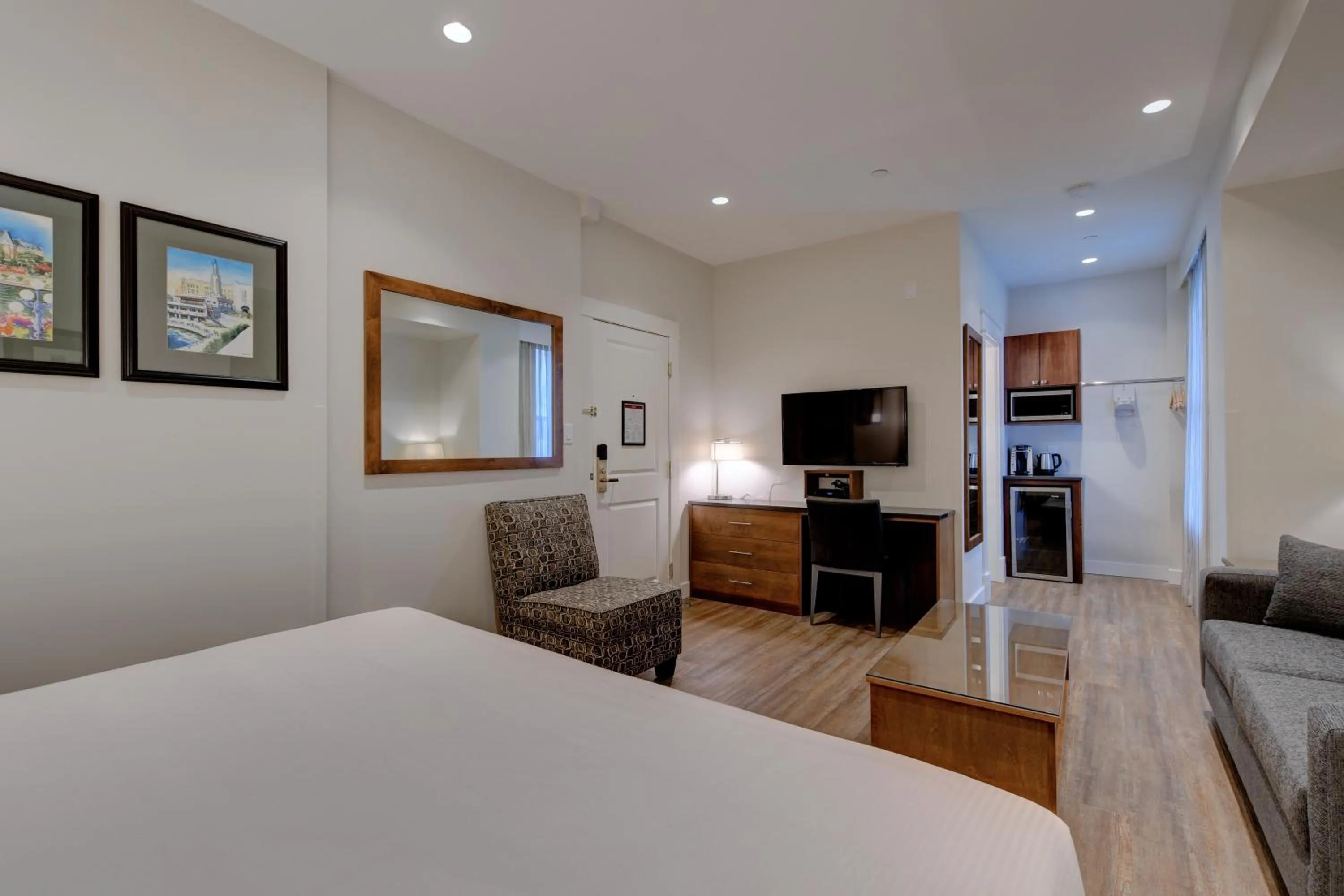 Photo of the whole room, Bed in Strathcona Hotel