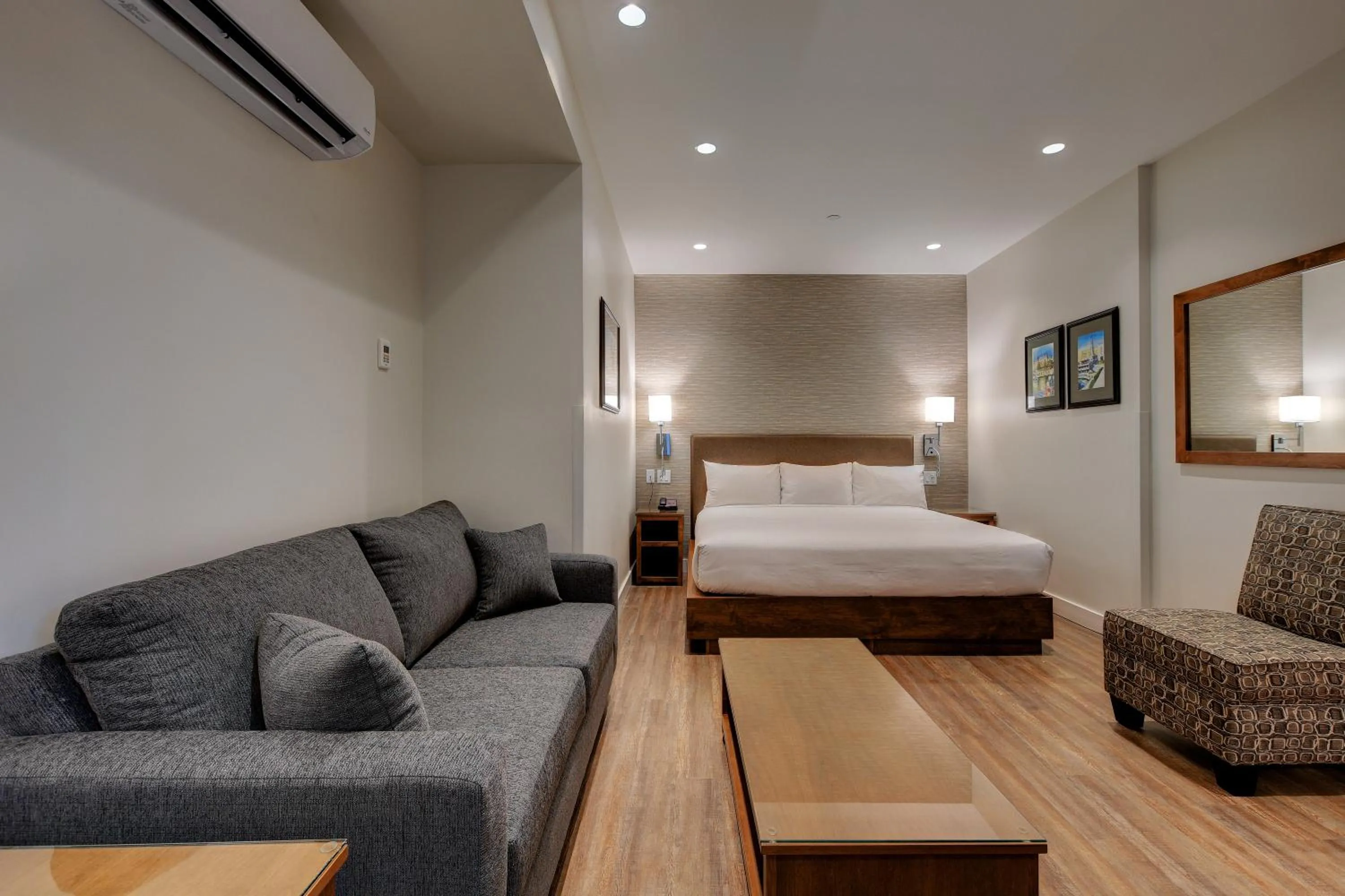 Photo of the whole room, Bed in Strathcona Hotel