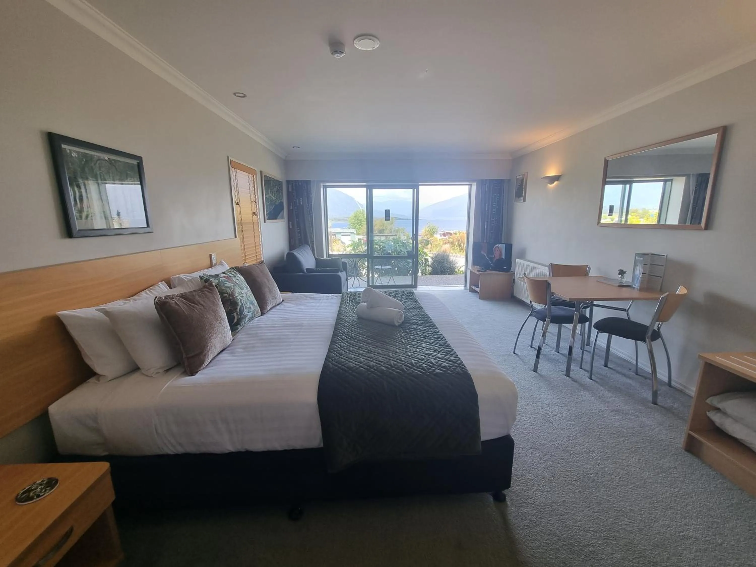 Photo of the whole room, Bed in Hotel Lake Brunner