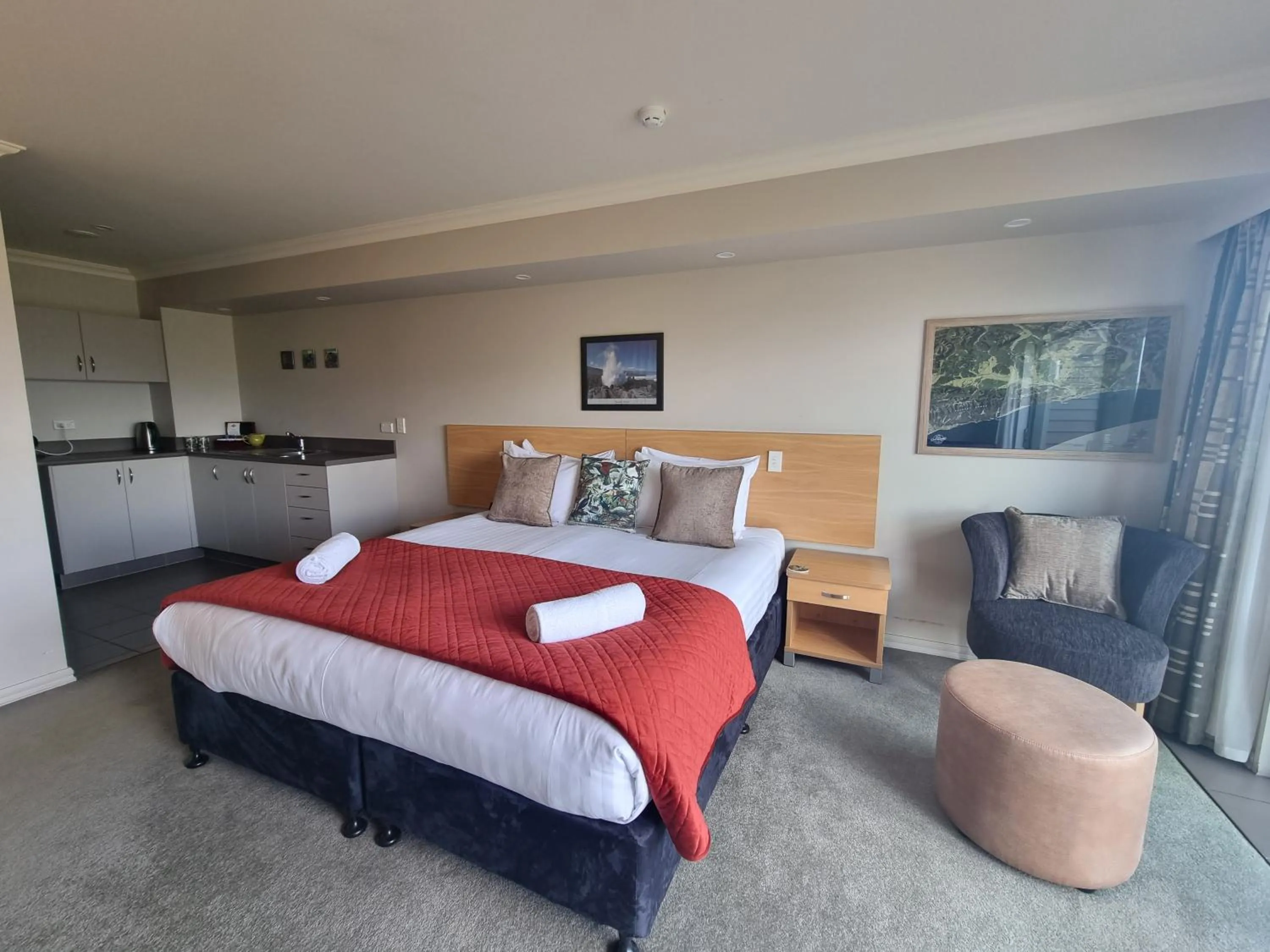 Photo of the whole room, Bed in Hotel Lake Brunner