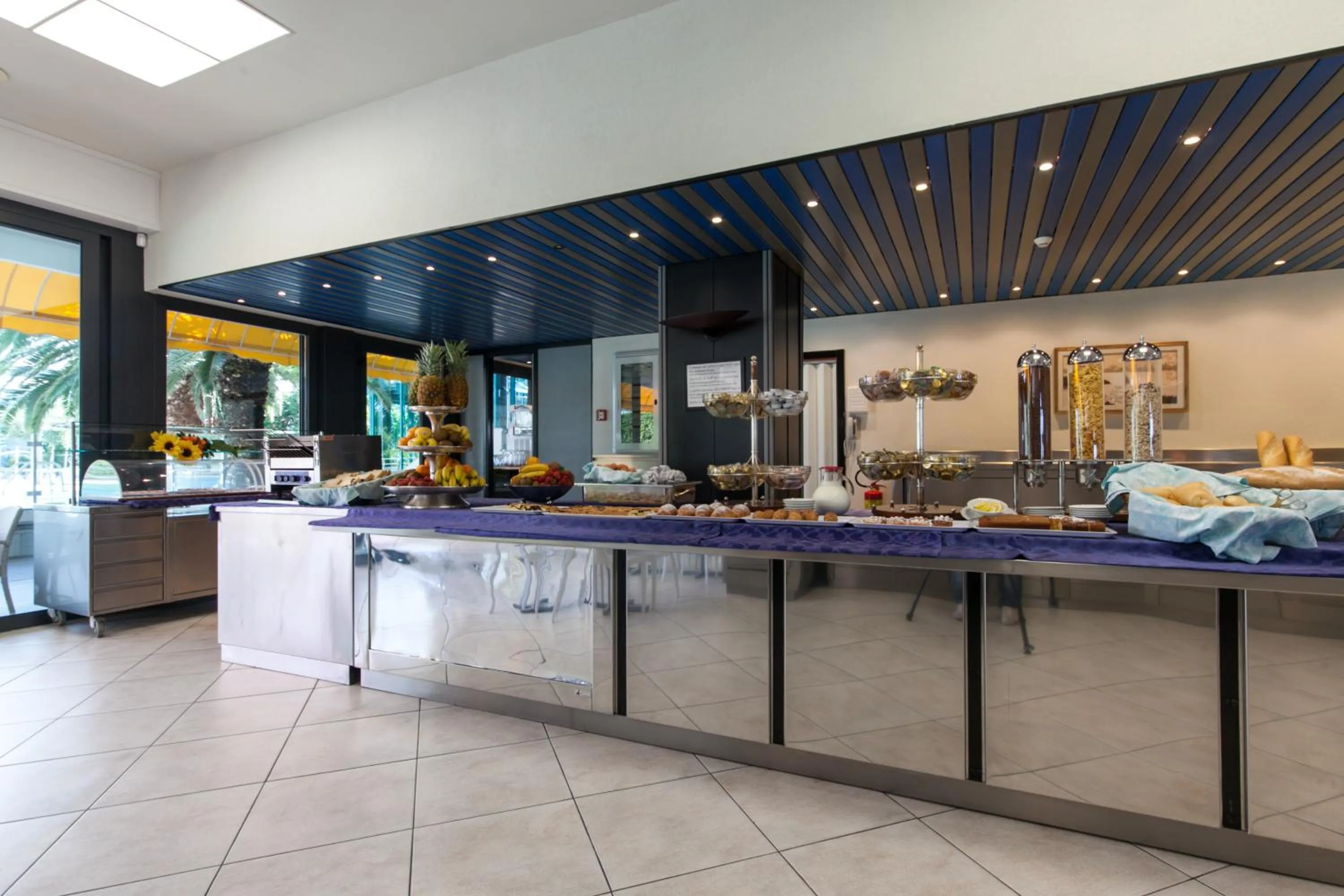 Day in Hotel Cormoran