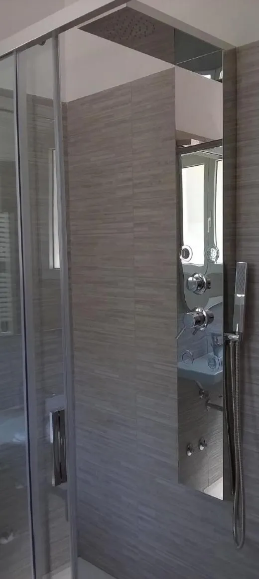 Shower in Hotel Tre Rose