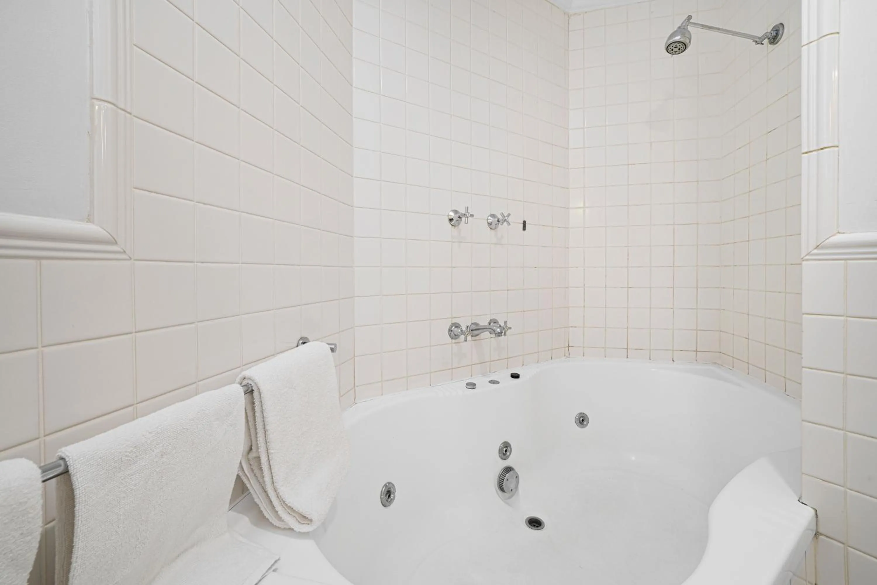 Bathroom in Comfort Apartments Melbourne Central