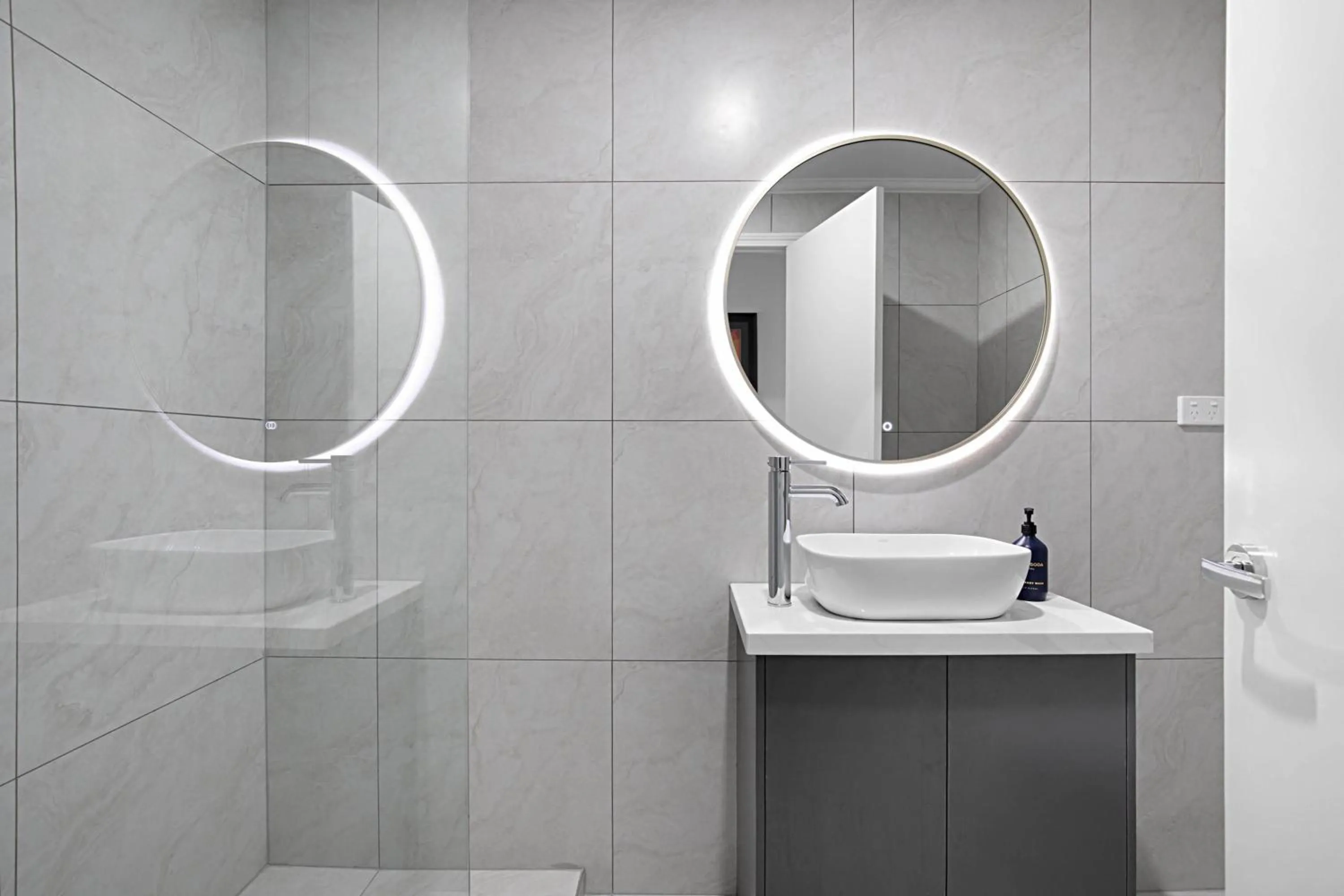 Bathroom in Comfort Apartments Melbourne Central