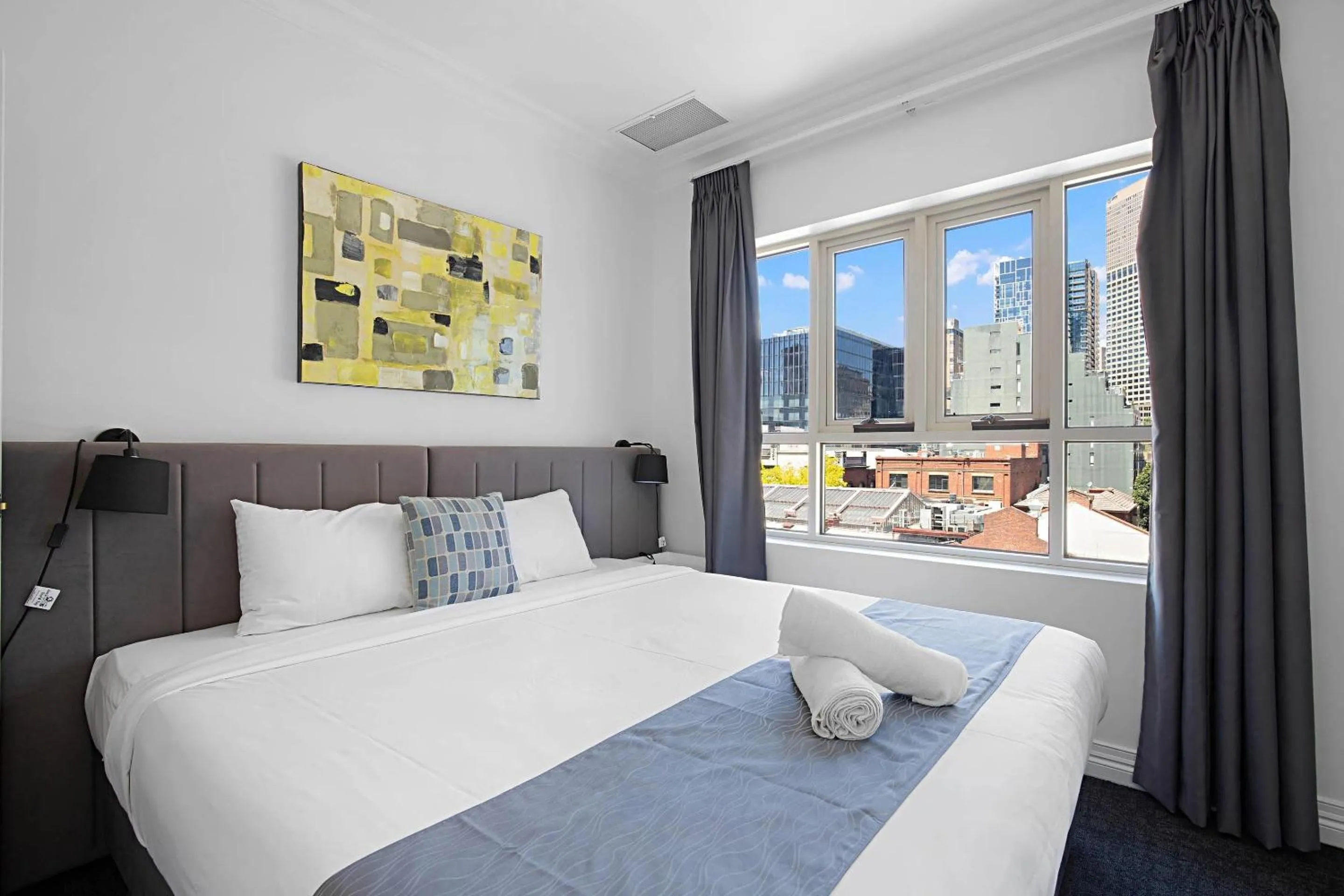Bedroom, Bed in Comfort Apartments Melbourne Central